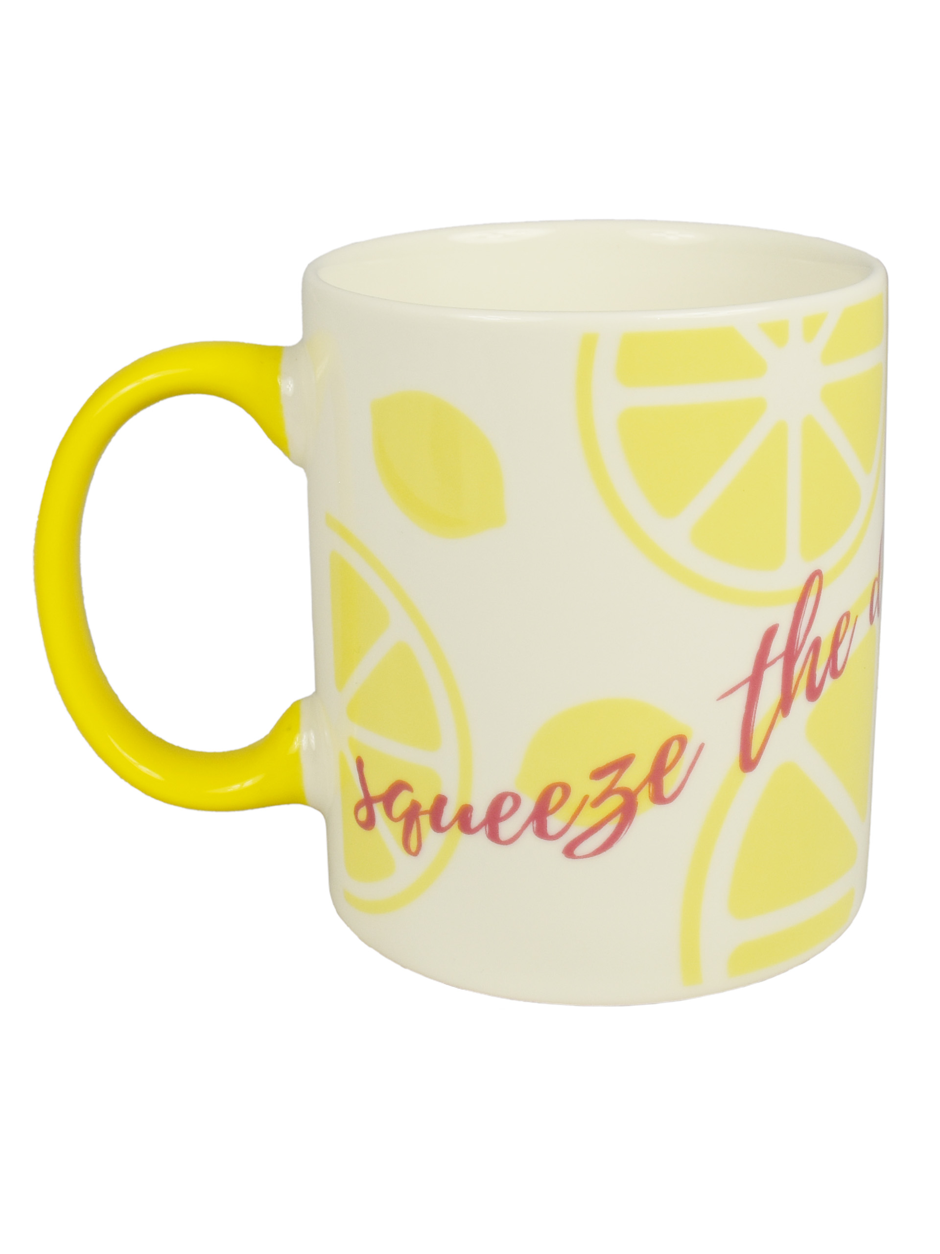 Eine weiße Tasse mit gelbem Henkel, verziert mit Zitronenscheiben und dem Schriftzug 'Squeeze the day' in Rosa.