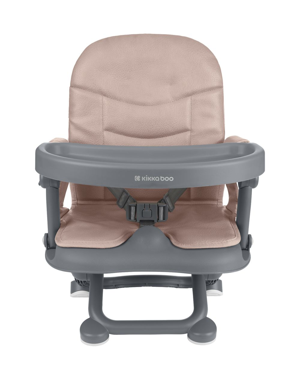 Gezeigt wird ein Babyhochstuhl. Er hat einen hellbraunen Sitz und ein graues Gestell. Die Marke "kikka boo" ist sichtbar.