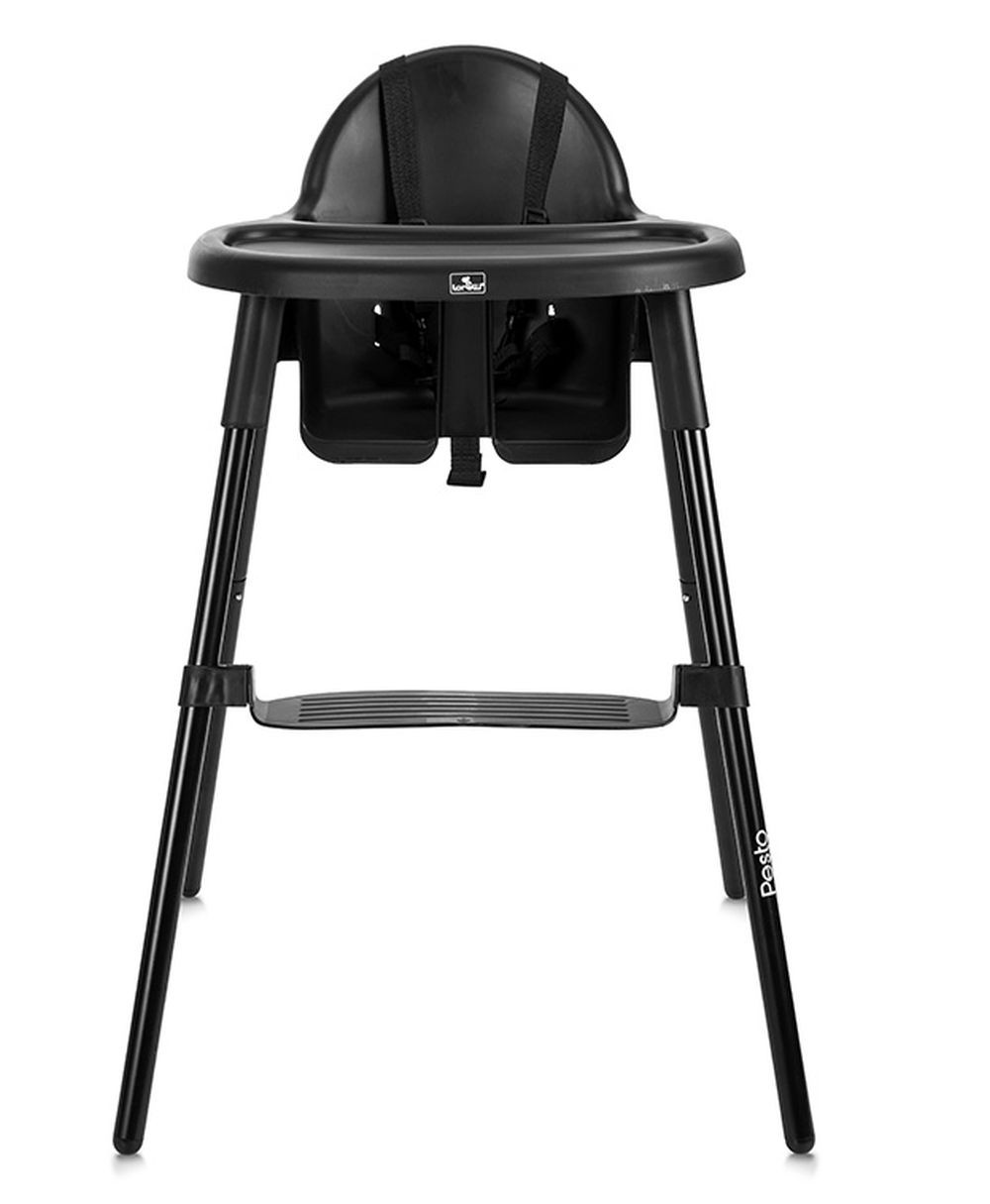 Silla alta negra con asiento, bandeja y patas. Tiene reposapiés y cinturones de seguridad. La marca 'Pasto' está en la pata.