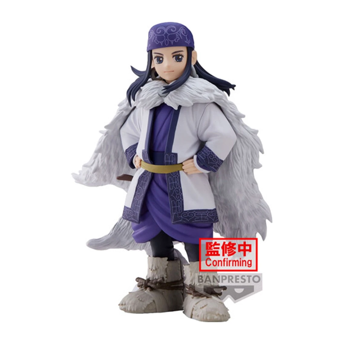 Una figura de una persona con ropa blanca y morada, una capa de piel y botas. Llevan un sombrero. Una pegatina de confirmación es visible.