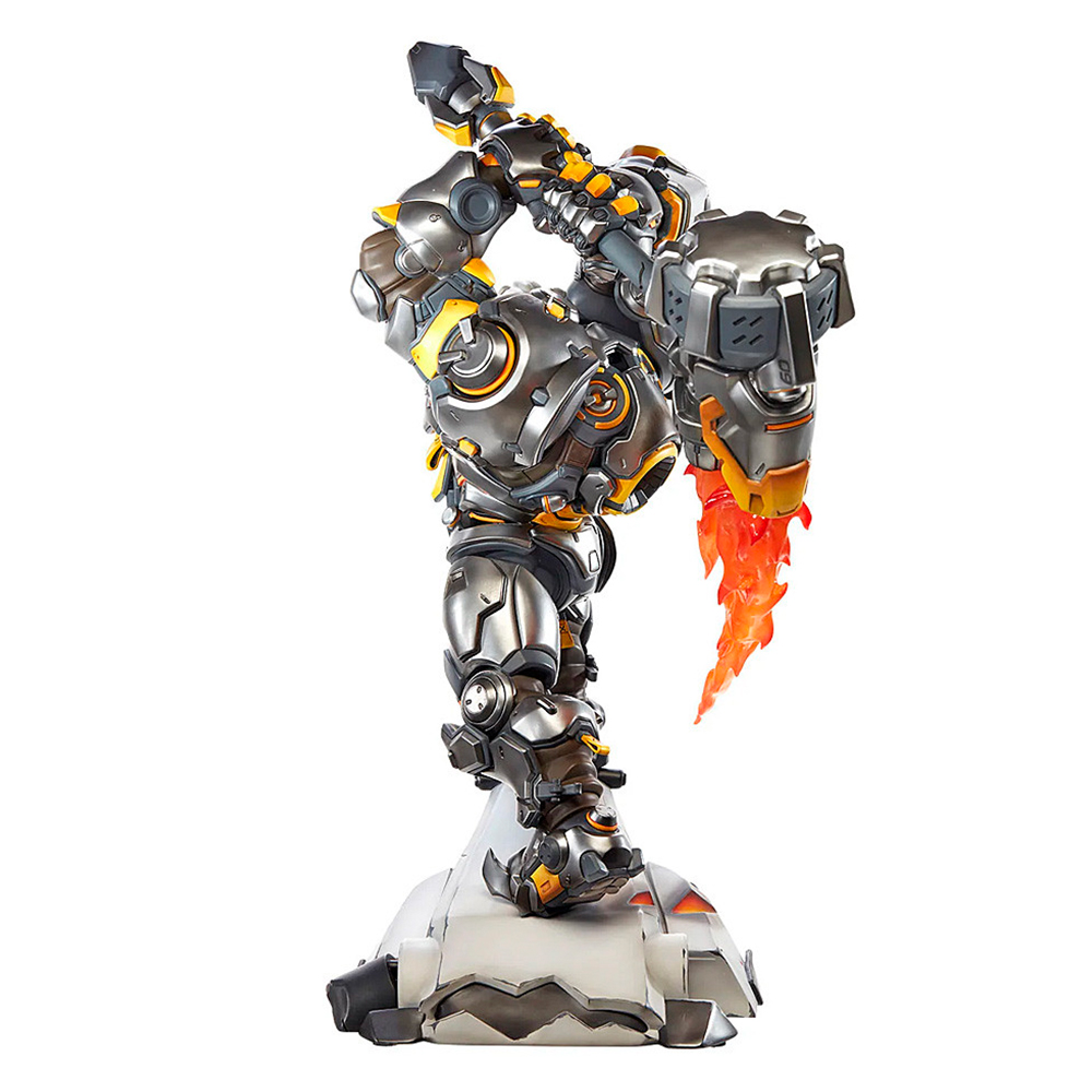 Eine metallische Roboterfigur mit orangefarbenen Akzenten und Flammeneffekt, die auf einem weißen Sockel steht. Die Figur hat eine dynamische Pose und steht vor weißem Hintergrund.