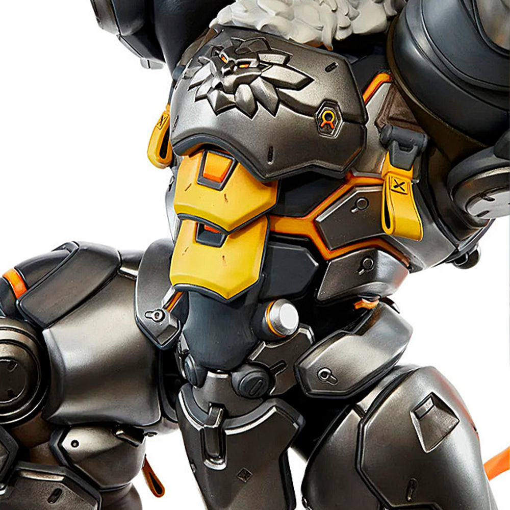 Nahaufnahme einer detaillierten Roboterfigur. Sie hat eine graue und gelbe Rüstung mit orangefarbenen Akzenten. Ein Löwenemblem ist auf der Brust zu sehen.