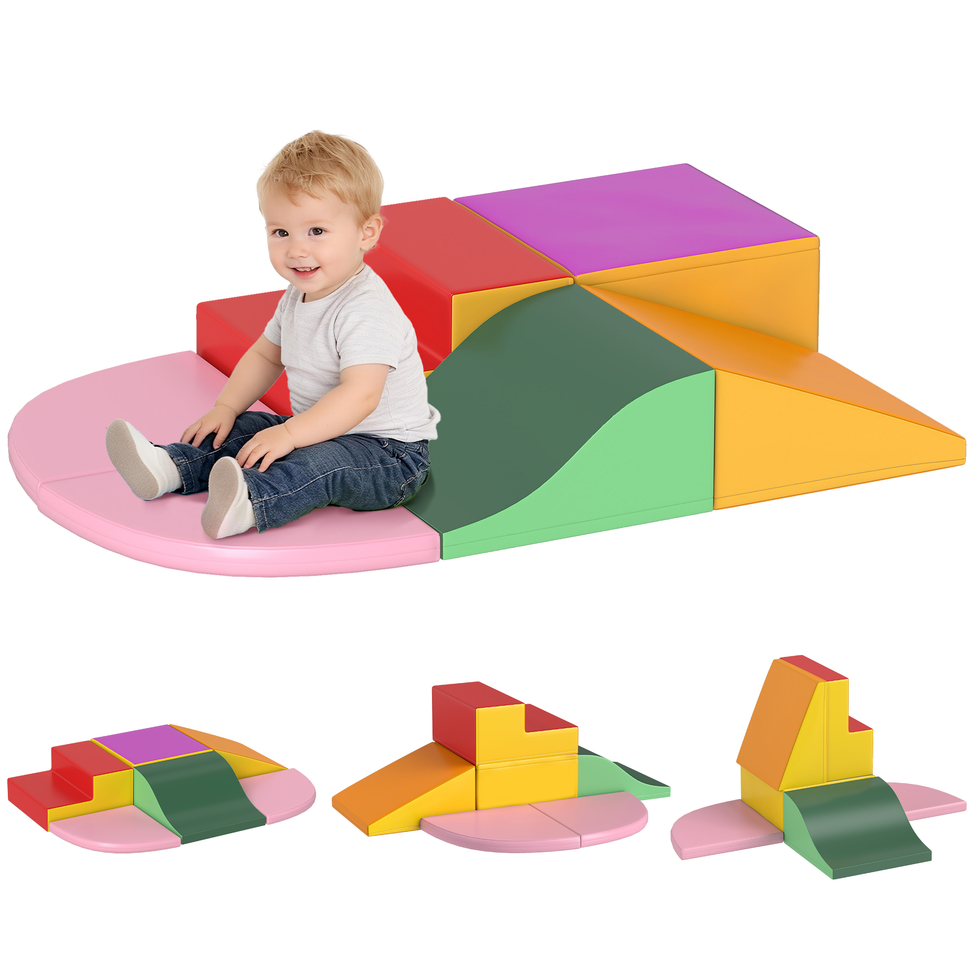 Un bambino sorridente è seduto su un tappetino rosa con blocchi di schiuma colorati. I blocchi sono rossi, viola, gialli, arancioni e verdi.