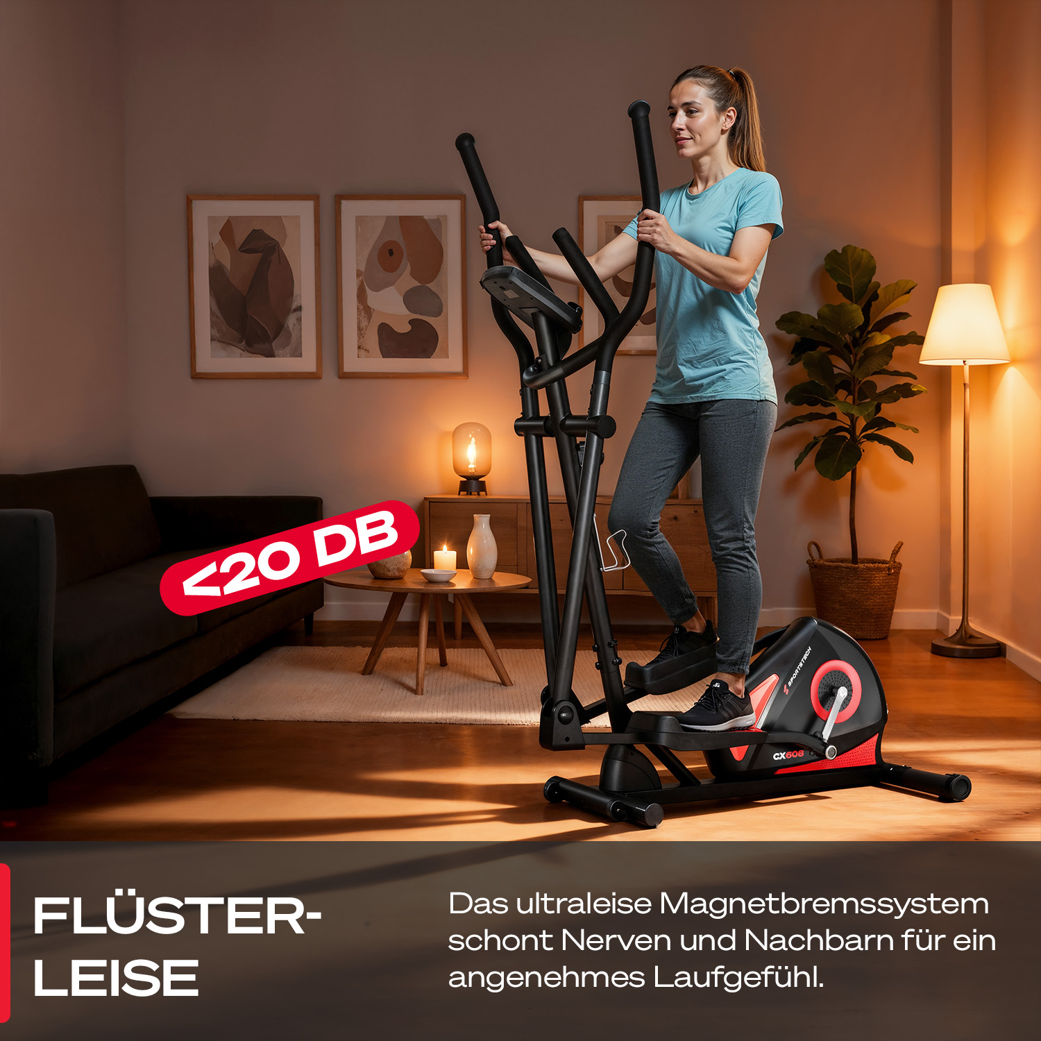 Eine Frau trainiert auf einem schwarz-roten Ellipsentrainer. Der Hintergrund zeigt ein Wohnzimmer mit Sofa und Kunstwerken.