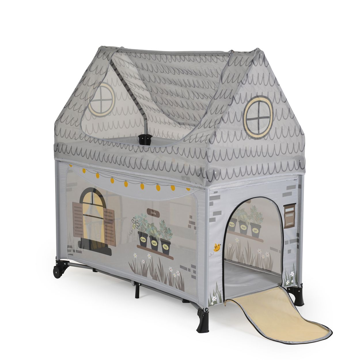 Ein graues Spielhaus mit Dach, Fenstern und Tür. Es hat Topfpflanzen und eine kleine Matte, die sich vom Eingang erstreckt.