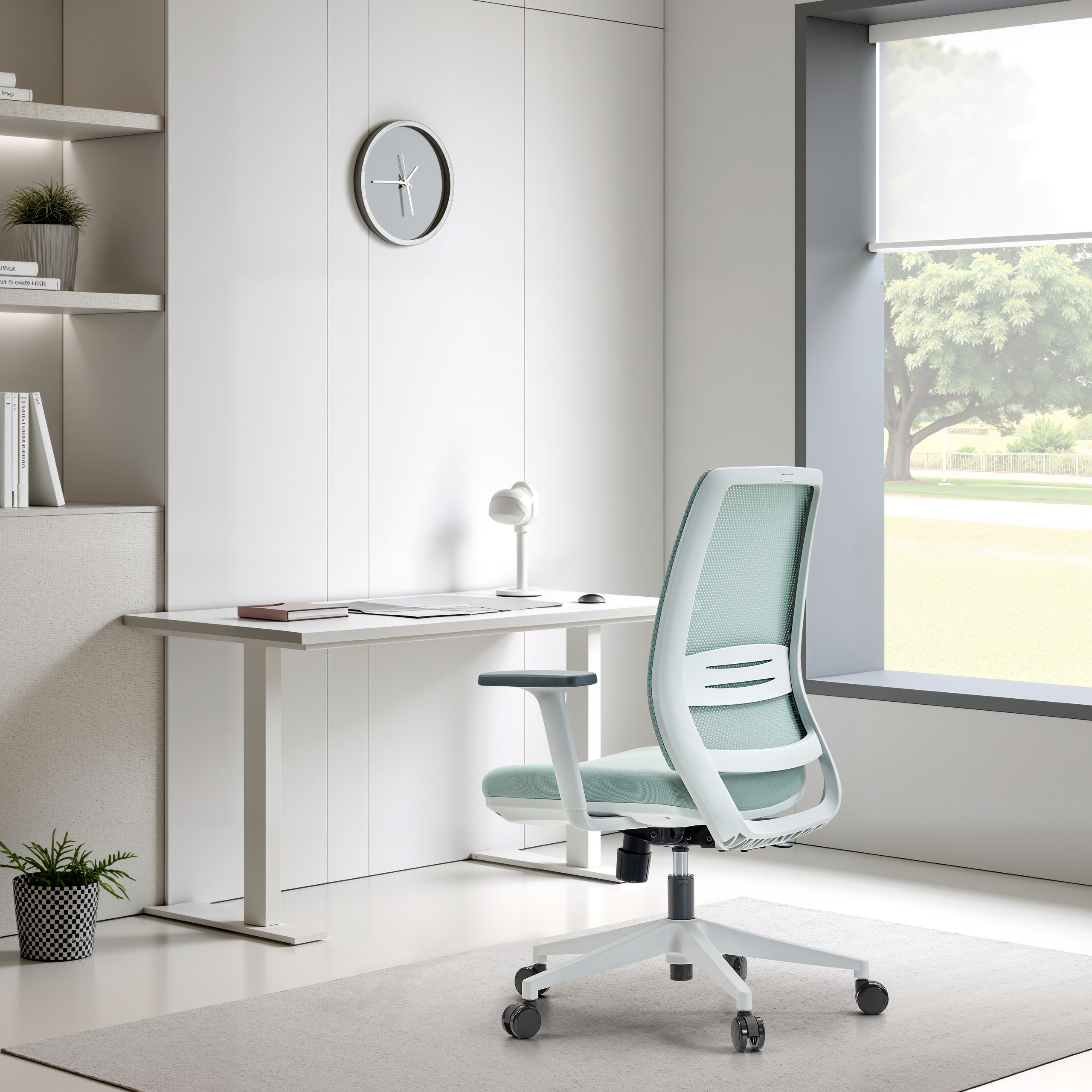 Ein modernes Büro mit Schreibtisch, Stuhl und Fenster mit Blick auf eine grüne Szene im Freien.