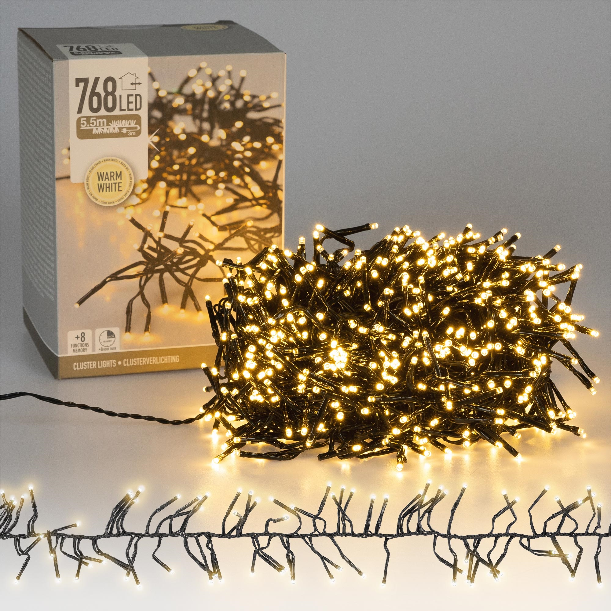 Eine Schachtel mit 768 warmweißen LED-Clusterlichtern. Ein Bündel und eine Lichterkette sind sichtbar.
