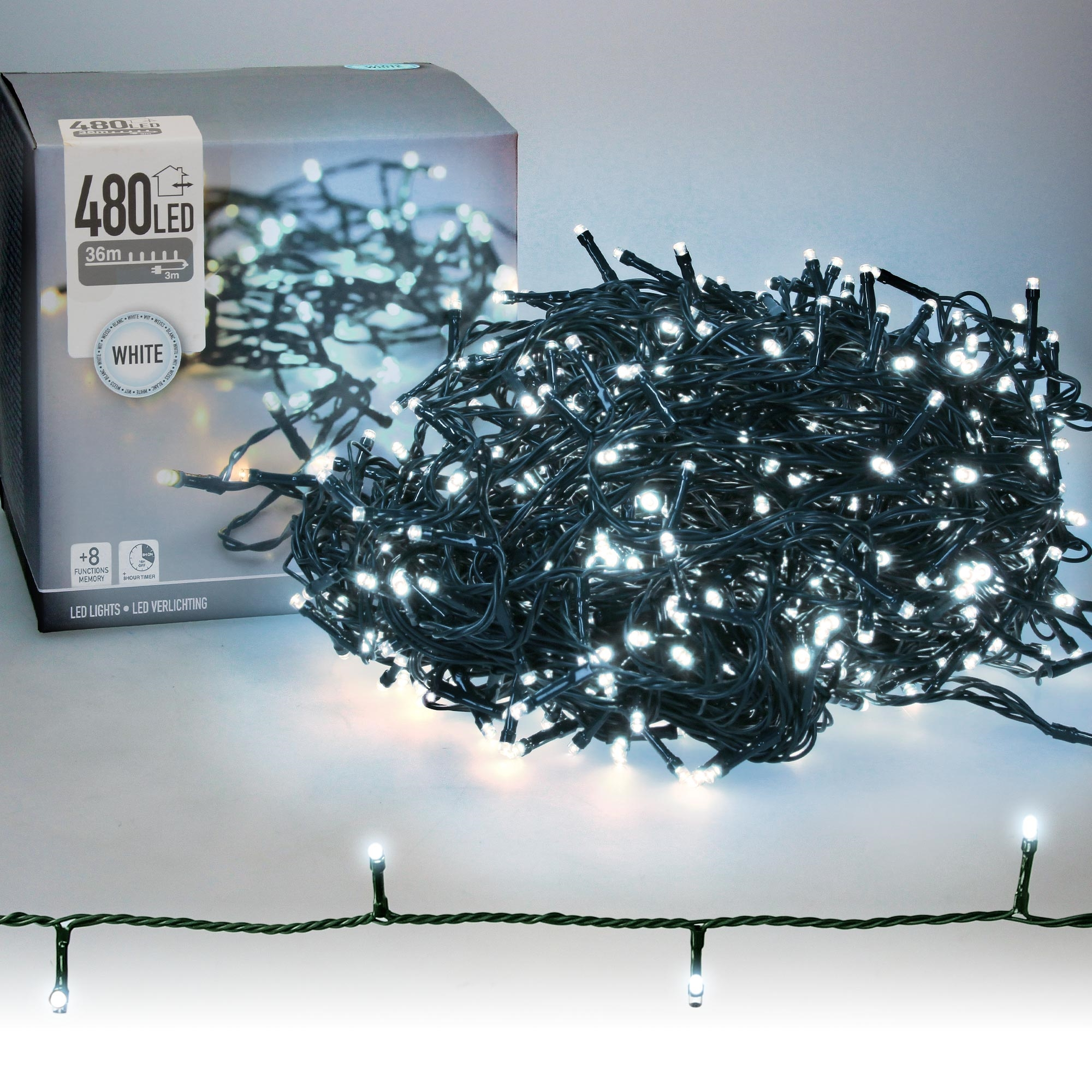 Eine Schachtel mit 480 weißen LED-Lichterketten neben einem großen Haufen leuchtender Lichter und einer Lichterkette.