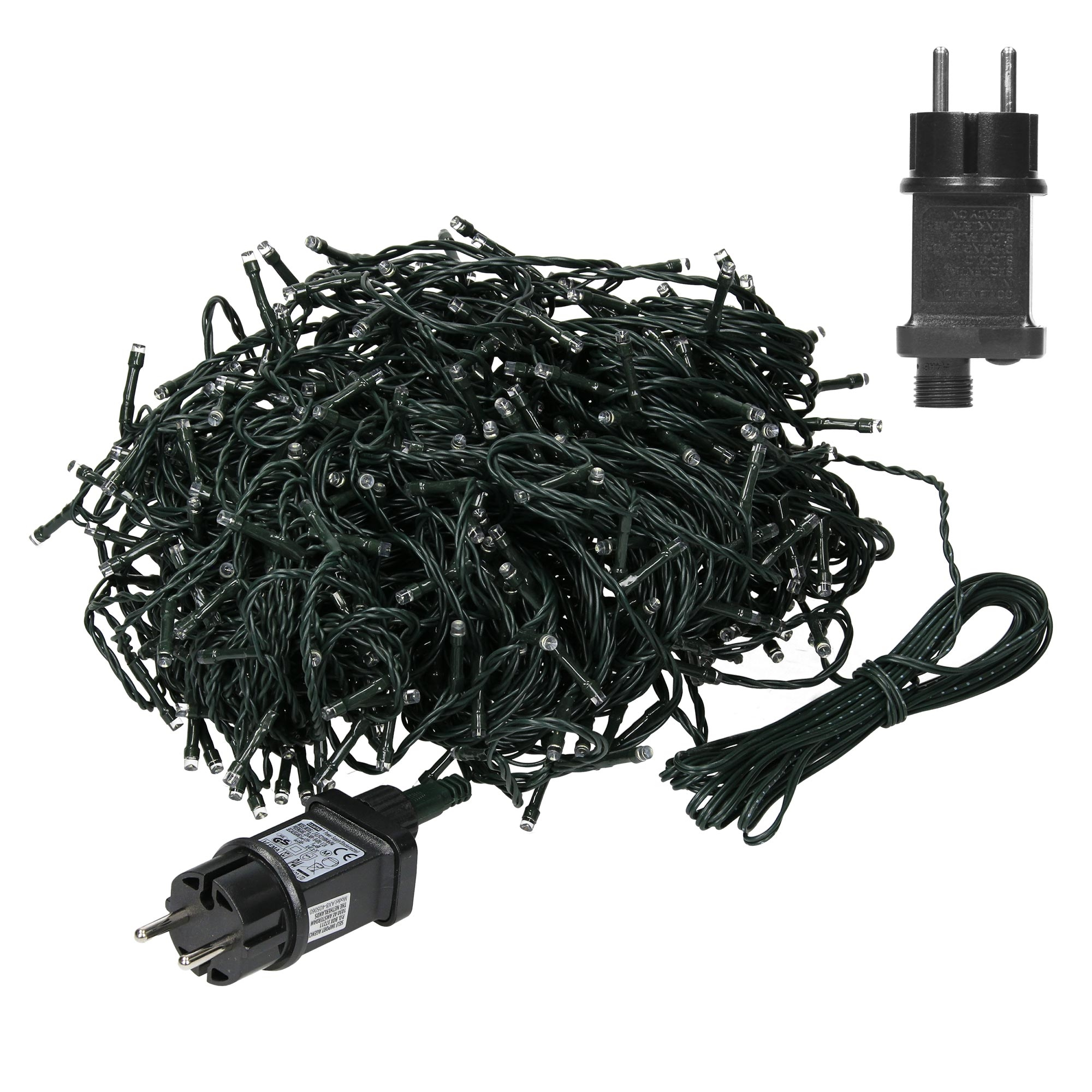 Ein Bündel dunkelgrüner Weihnachtsbeleuchtung mit Stecker und Steckdose auf weißem Hintergrund.