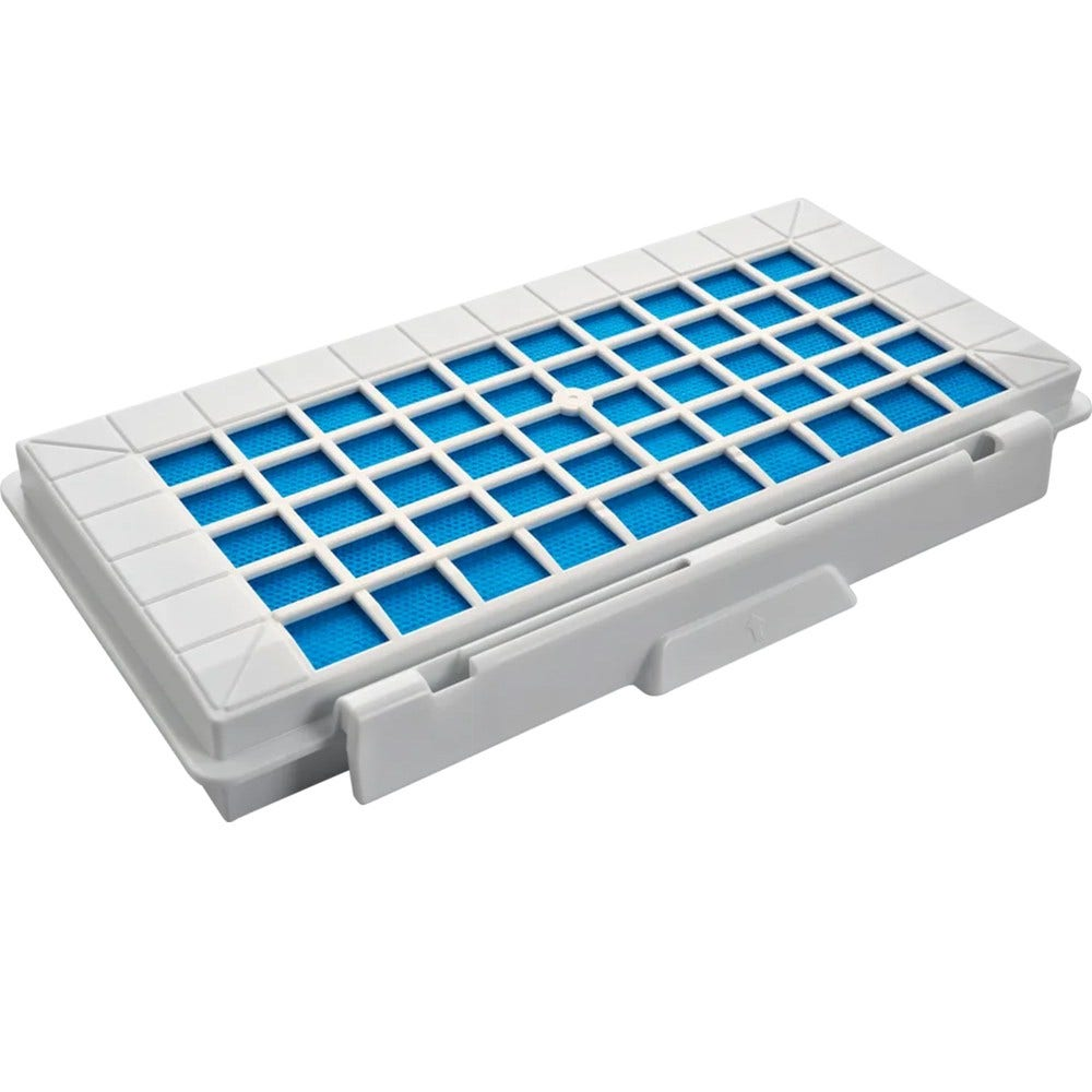 Un filtro dell'aria rettangolare con telaio e griglia bianchi, materiale filtrante blu e maniglia grigia. Isolato su sfondo bianco.