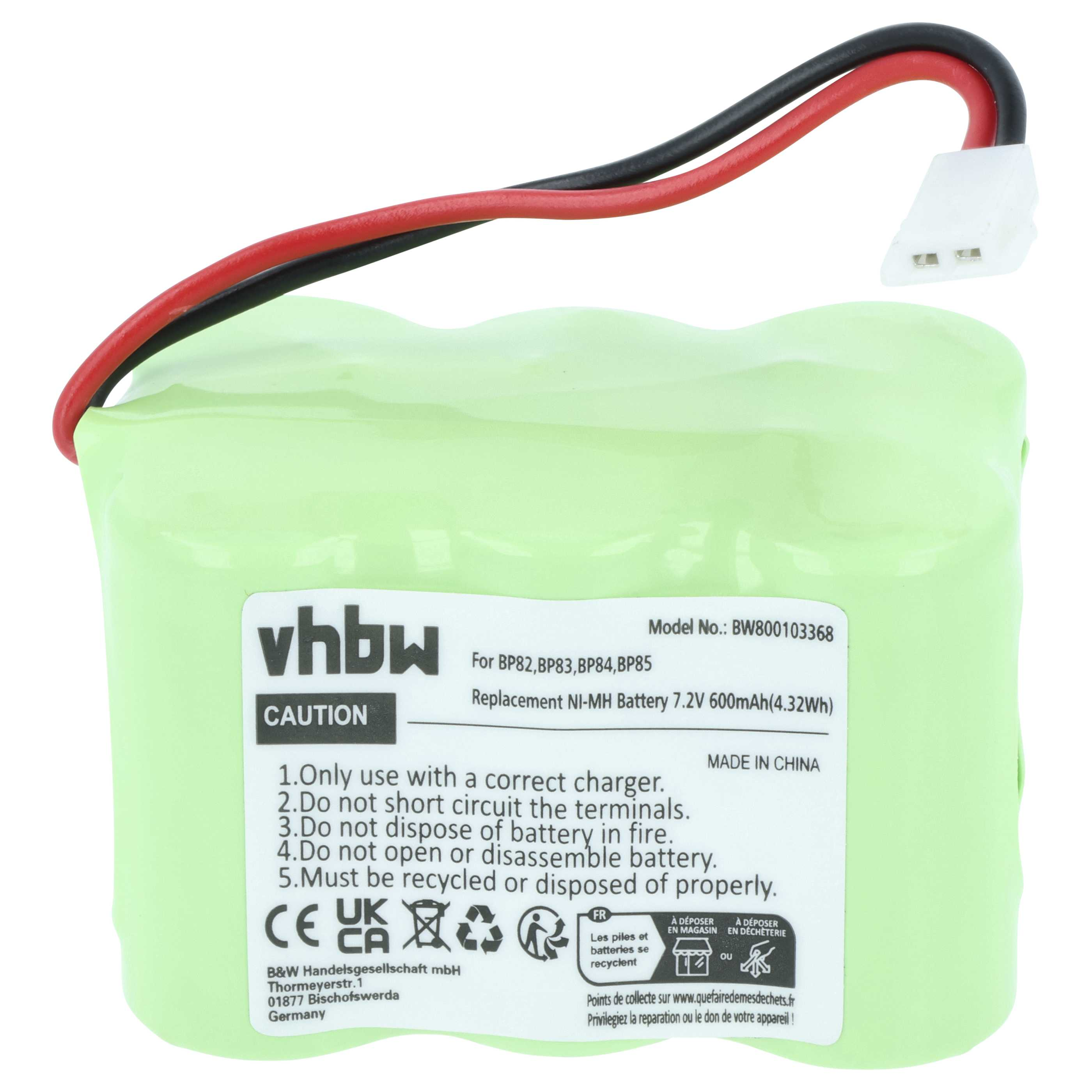 Eine grüne Batterie mit schwarzen und roten Drähten und einem weißen Stecker. Text enthält Warnungen und Recycling-Symbole.