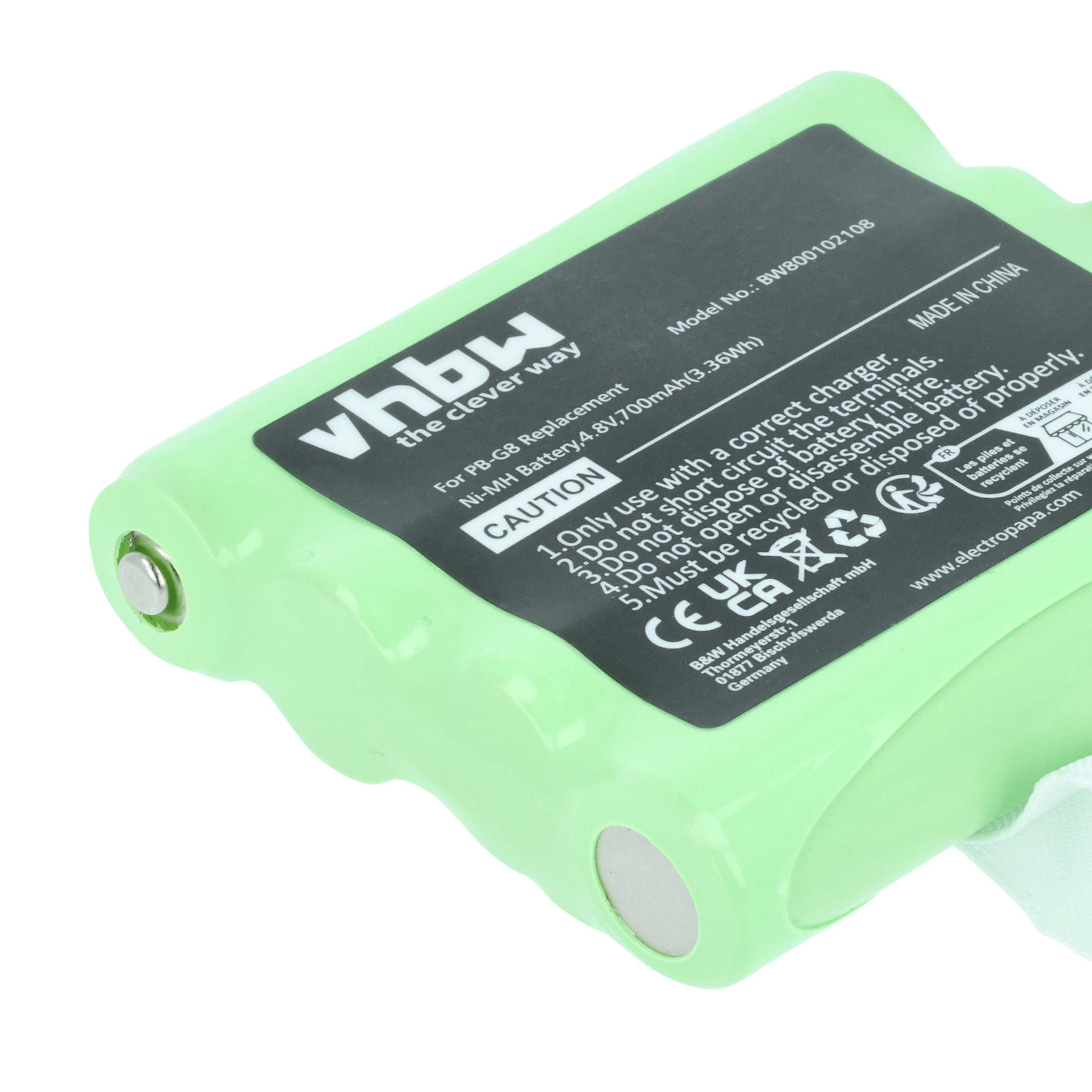 Eine grüne Batterie mit schwarzem Etikett. Text enthält 'vhbw', 'VORSICHT' und Warnhinweise. Der Hintergrund ist weiß.