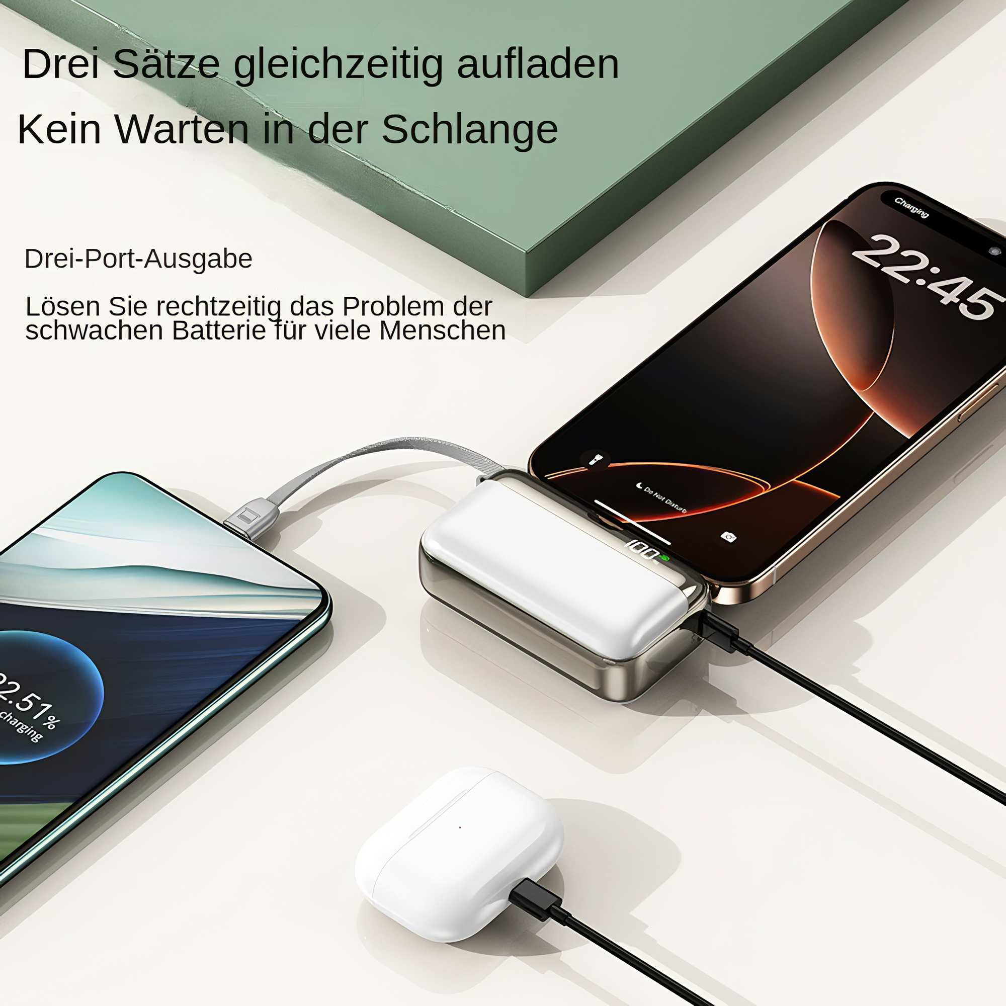 Drei Smartphones, eine Ohrhörerhülle und eine Powerbank liegen auf einer weißen Oberfläche. Telefone werden aufgeladen. Text auf Deutsch.