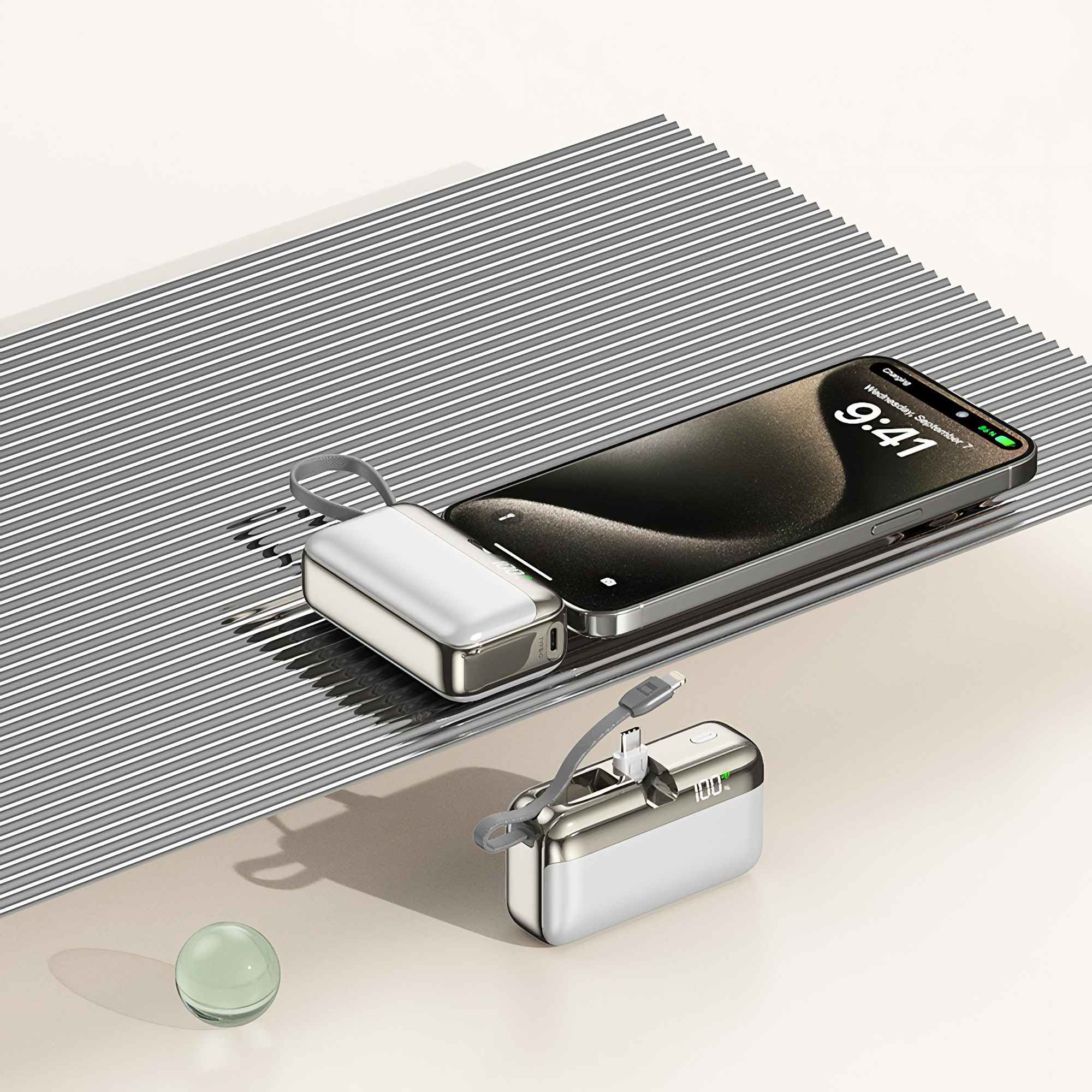 Ein Telefon, das mit einer Powerbank geladen wird. Der Bildschirm des Telefons zeigt die Uhrzeit. Eine weitere Powerbank befindet sich darunter.