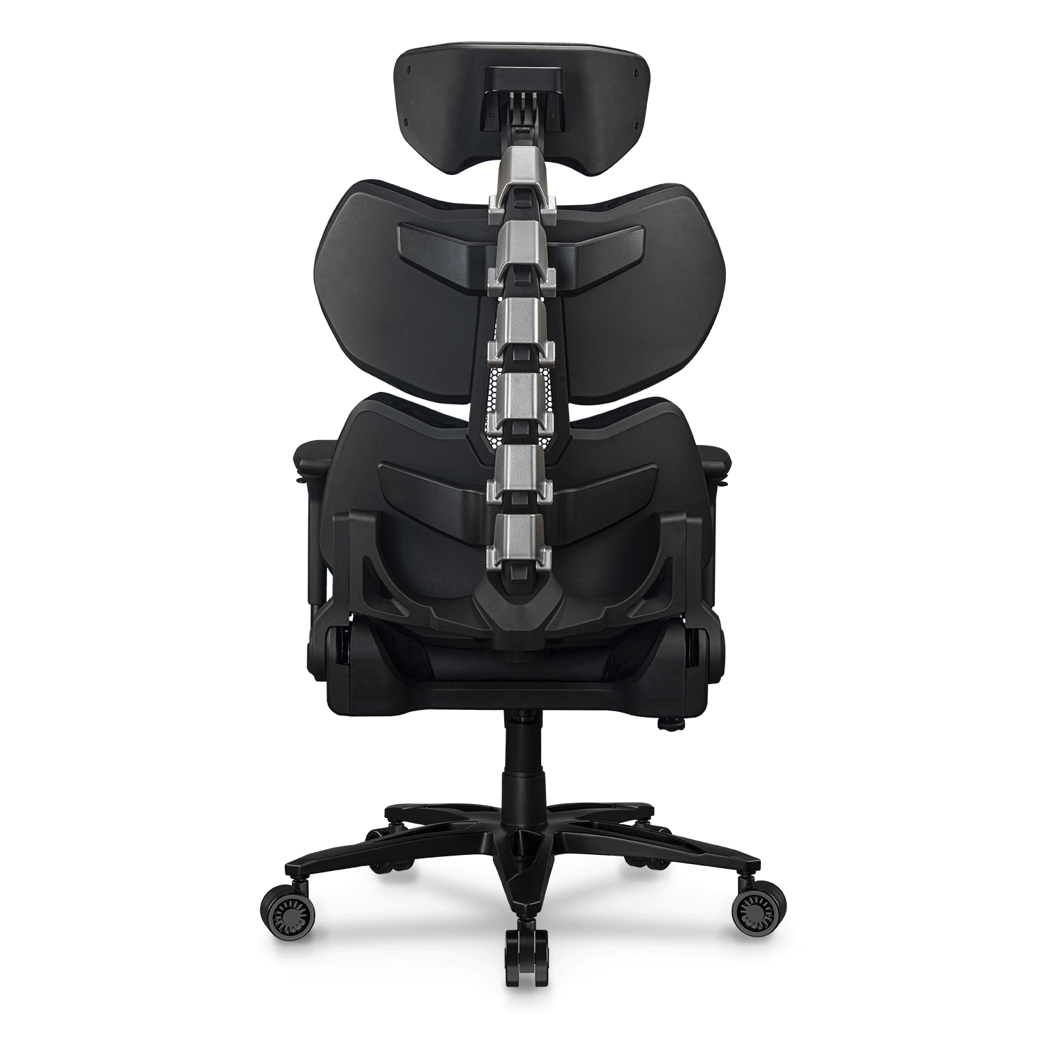 Sedia ergonomica nera su sfondo nero. Ha poggiatesta, schienale, seduta, braccioli e base a cinque ruote.