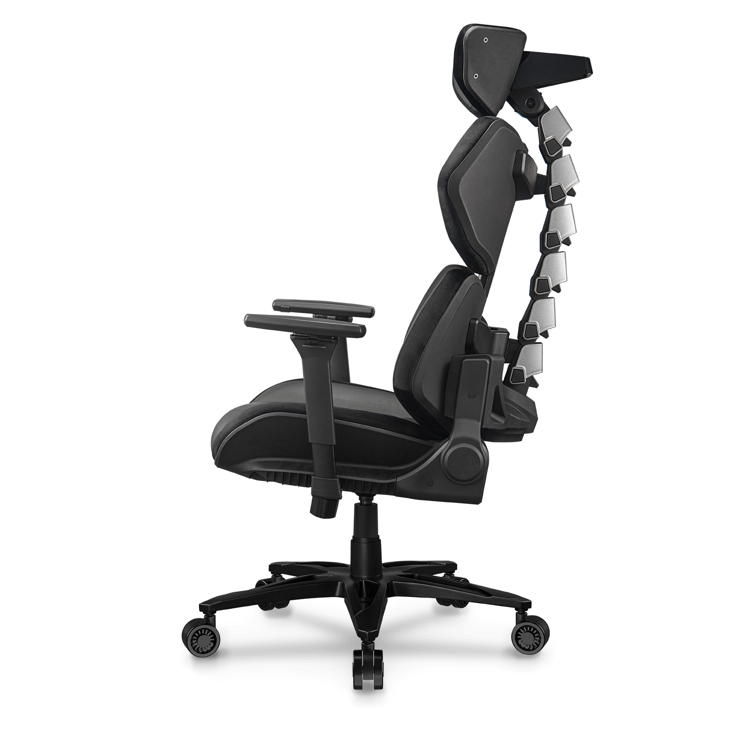 Vista laterale di una sedia ergonomica nera. Ha schienale alto, poggiatesta regolabile, braccioli e base a cinque ruote, tutto su sfondo nero.