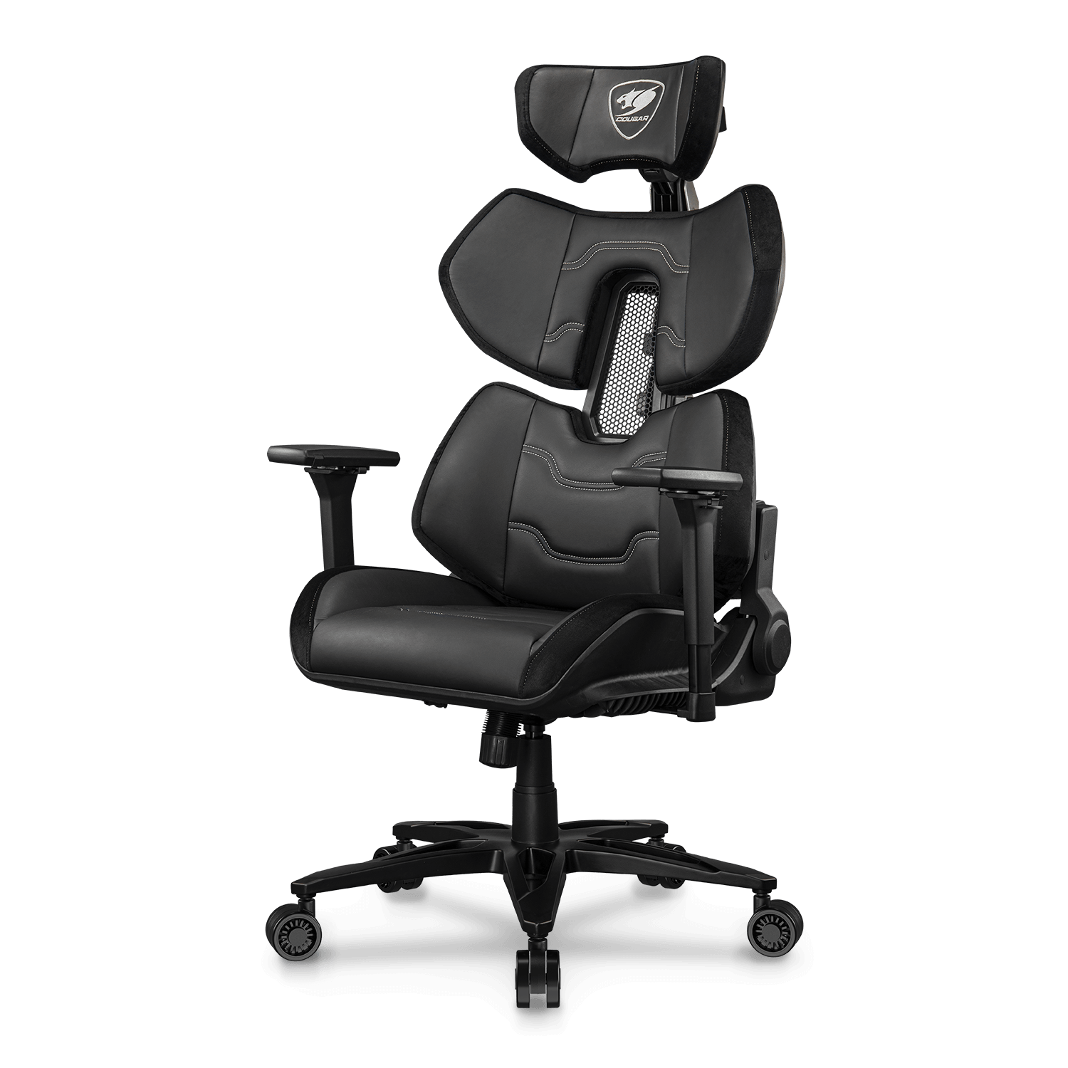 Sedia da gaming Cougar nera con poggiatesta e braccioli su sfondo nero. La sedia ha cuciture bianche e schienale in rete.