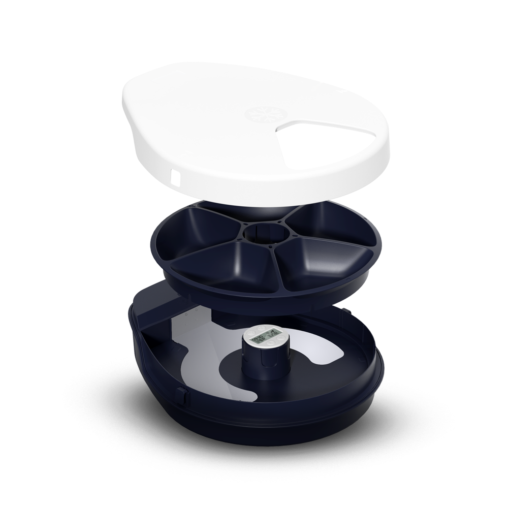 Widok rozłożony dozownika karmy dla zwierząt. Ma białą pokrywę, ciemnoniebieską tacę na jedzenie i podstawę z cyfrowym timerem.