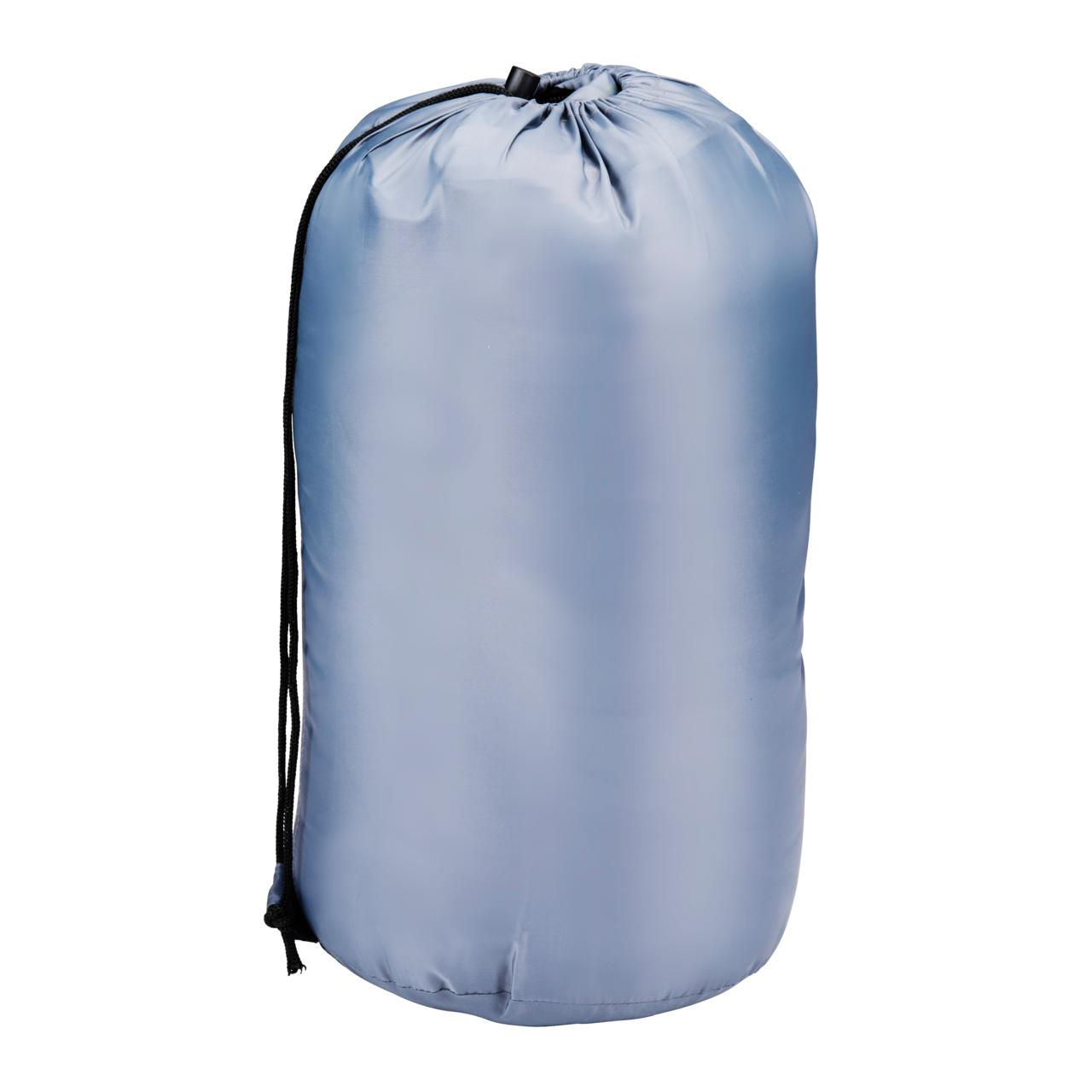 Een grijze cilindrische tas met een zwart trekkoord is geïsoleerd op een witte achtergrond. De tas is aan de bovenkant gesloten.