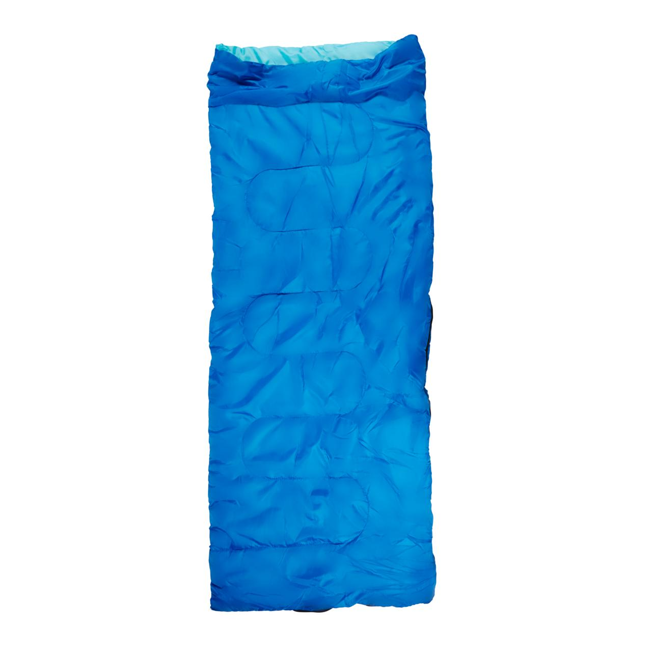 Een blauwe slaapzak op een witte achtergrond. Het is een lange, rechthoekige vorm met een lichtblauwe bovenkant.
