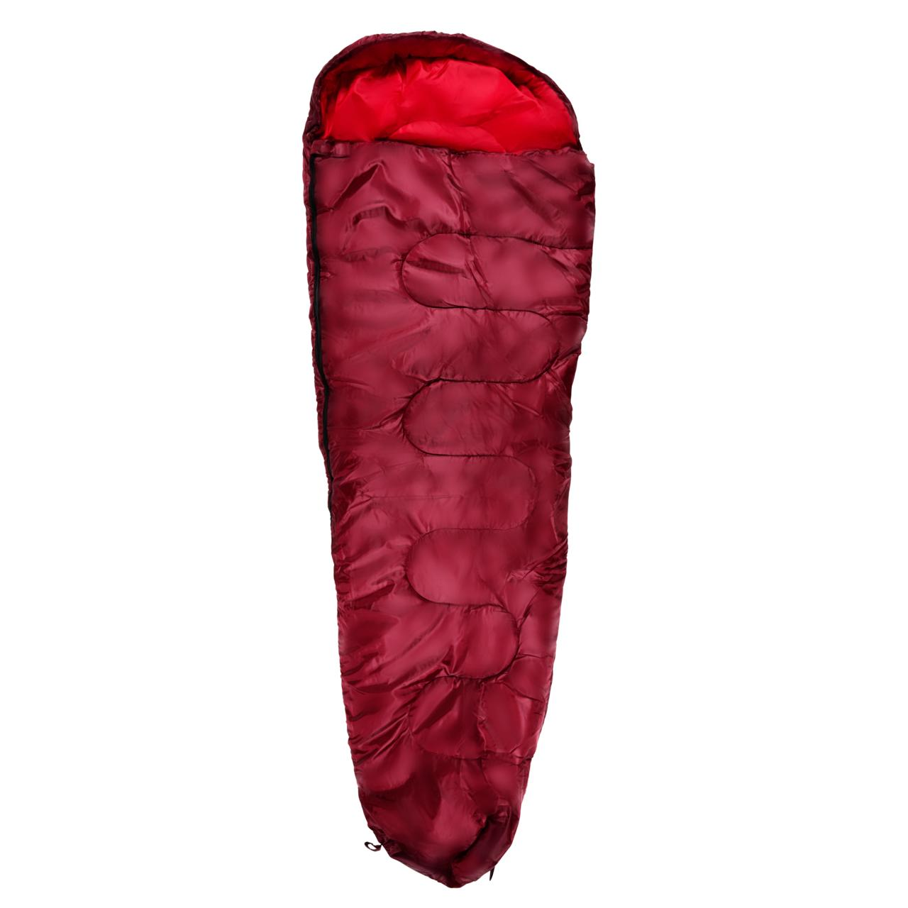 Een bordeauxrode slaapzak, open en klaar. De binnenkant is rood. Hij heeft een rits en een capuchon. Goed voor kamperen.