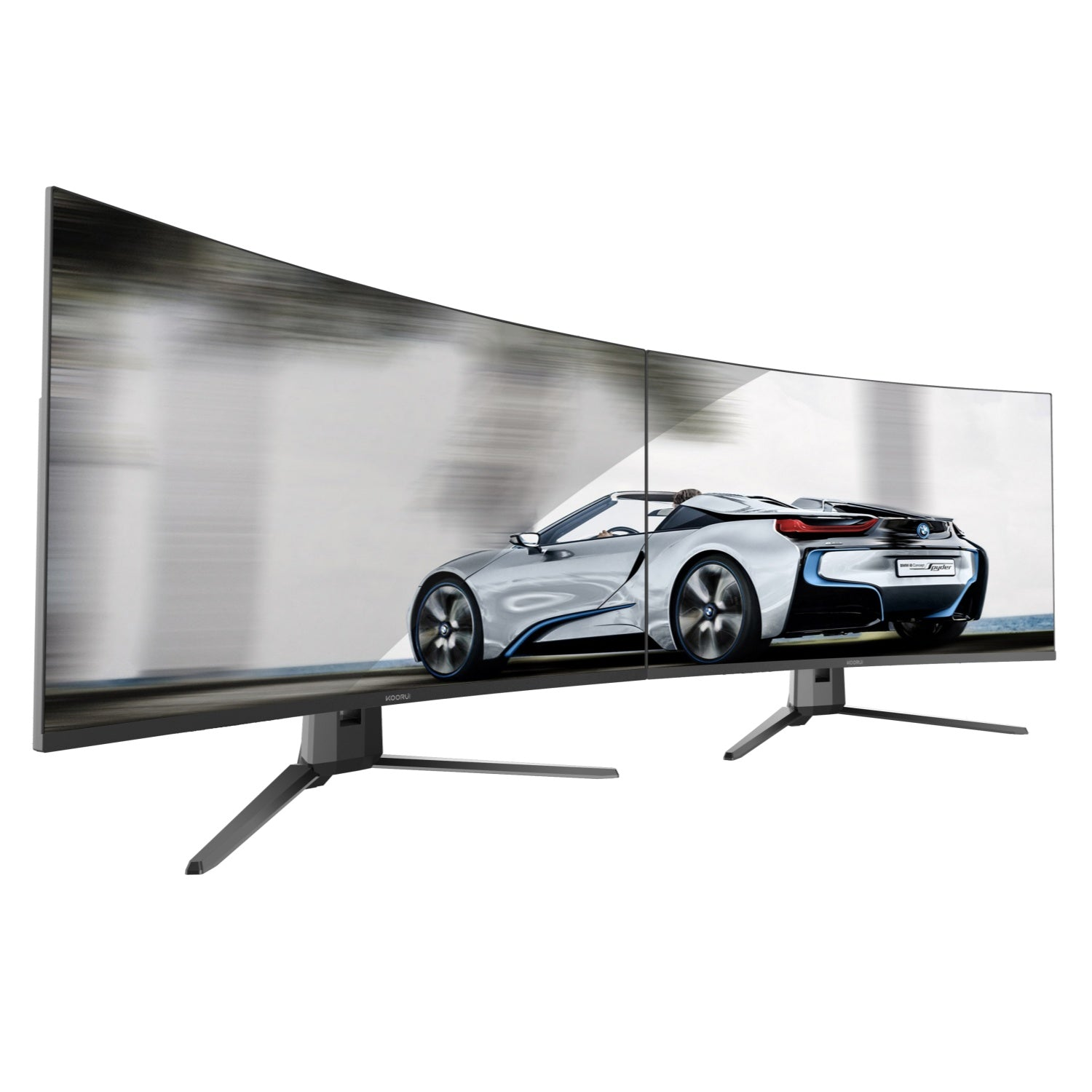 Un monitor curvo mostra un'auto sportiva argentata. Il monitor ha una cornice nera ed è supportato da due supporti. Lo sfondo è bianco.