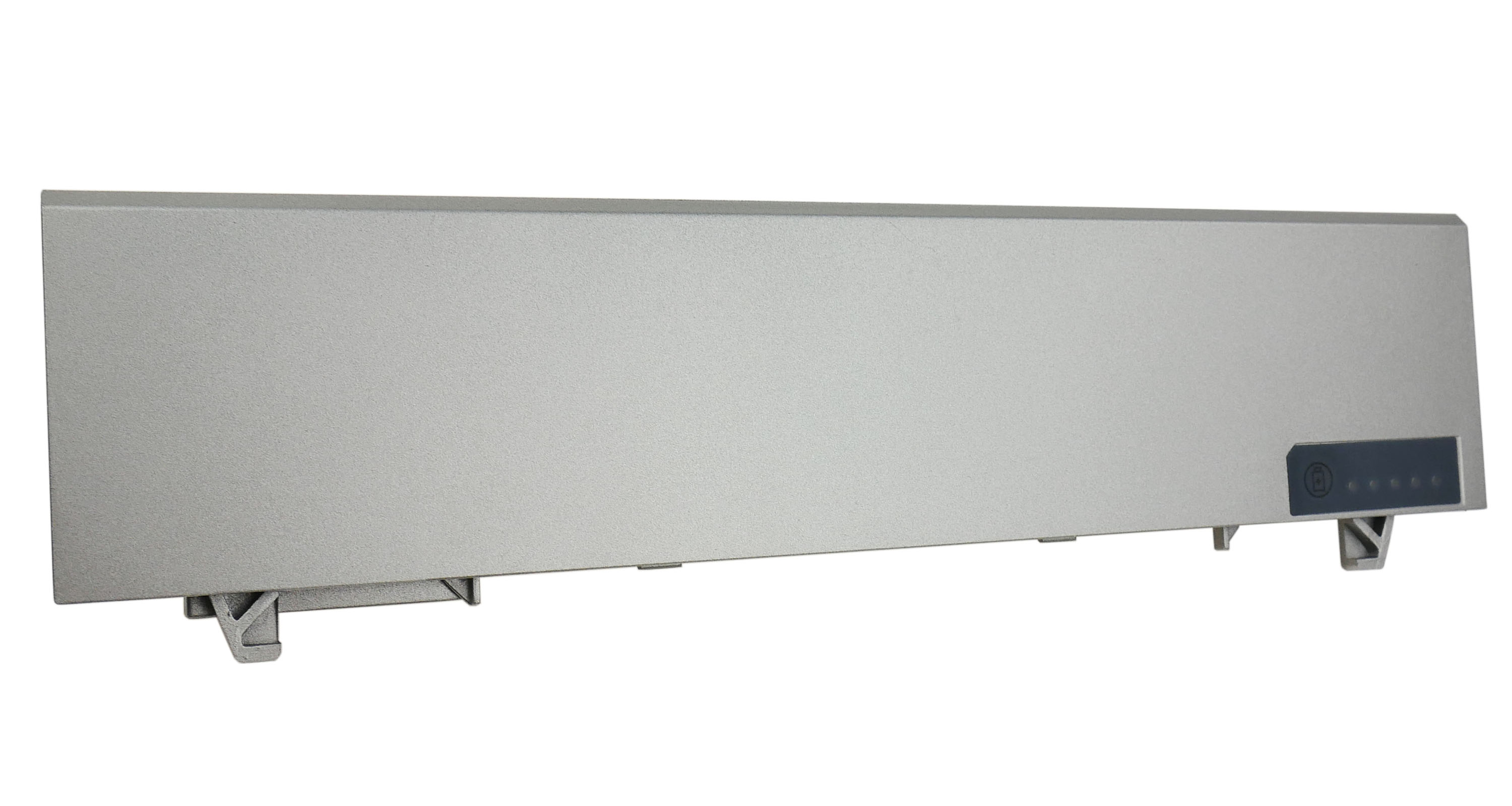 Srebrna bateria do laptopa na białym tle. Posiada wskaźnik zasilania i klipsy montażowe.