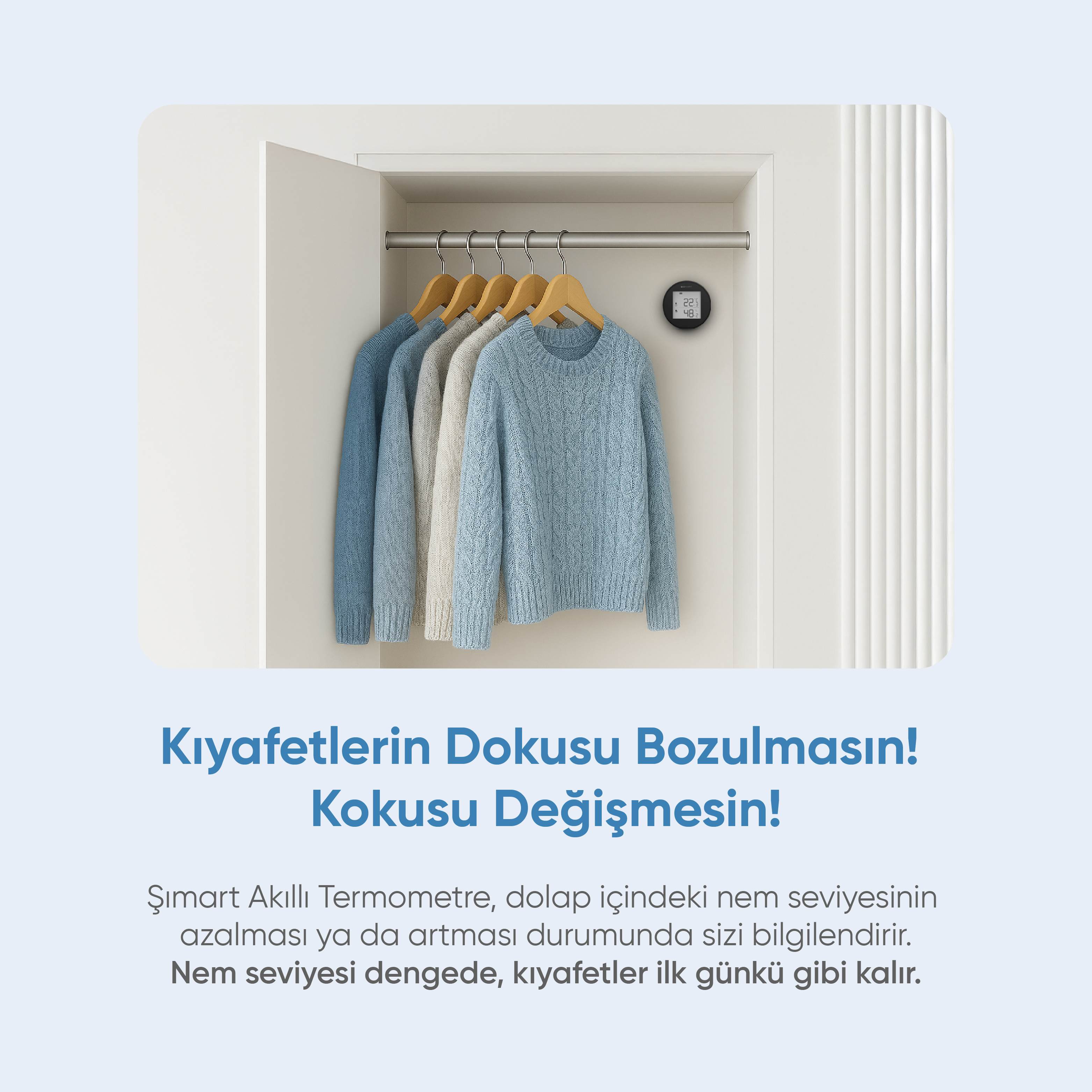 Mavi ve krem renkli kazakların asılı olduğu bir dolap, bir sıcaklık monitörü ve giysi koruması hakkında metin.