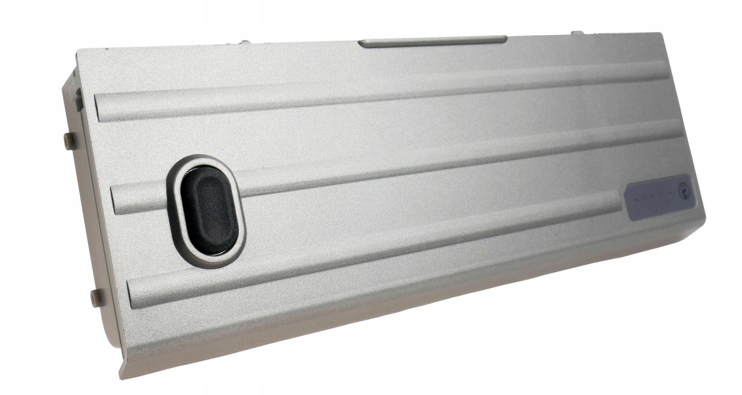 Srebrna bateria do laptopa. Ma czarny przycisk i wskaźniki na powierzchni. Białe tło.