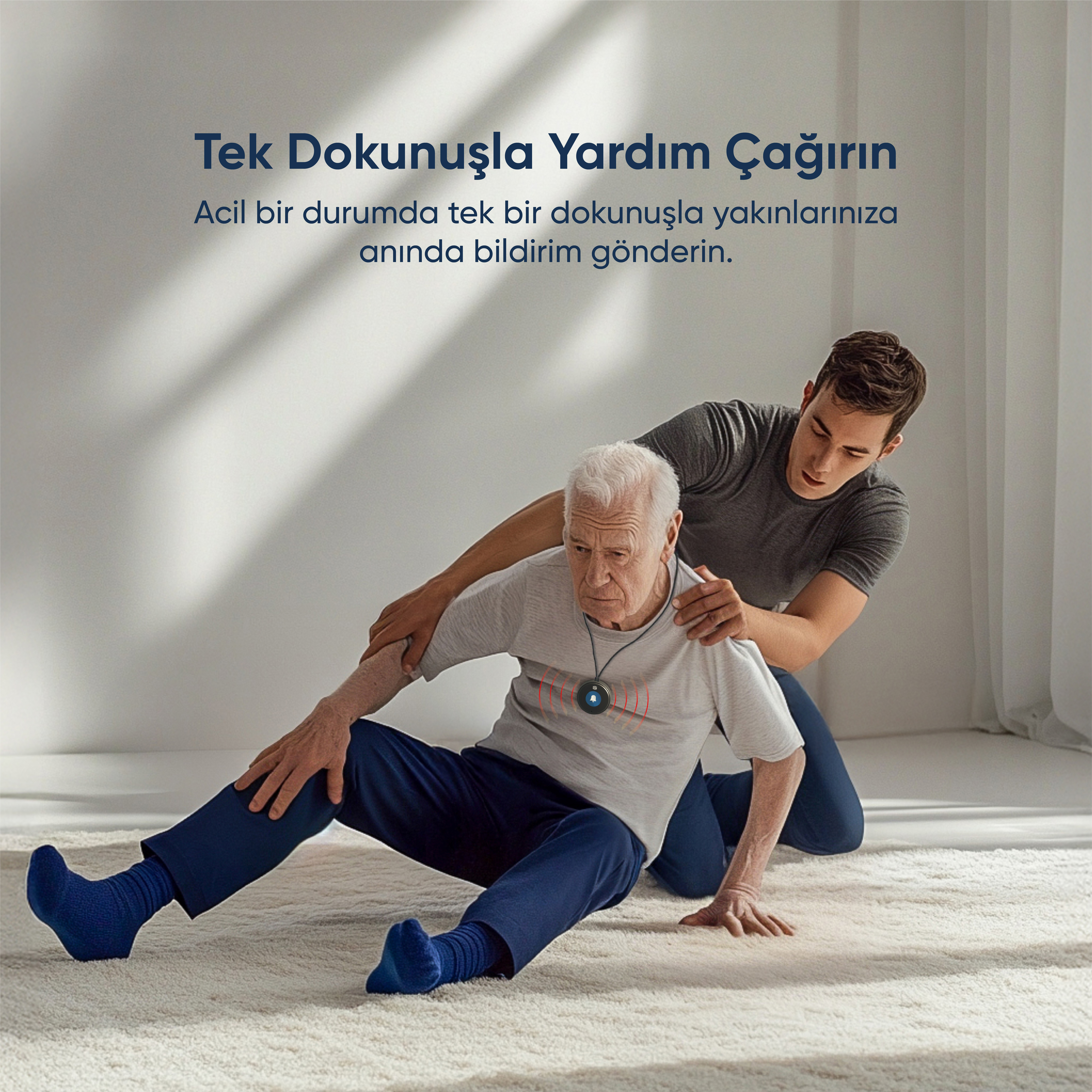 Yaşlı bir adama genç bir adam yardım ediyor. Adam bir kolye takıyor. Metin şöyle diyor: Tek dokunuşla yardım çağırın.