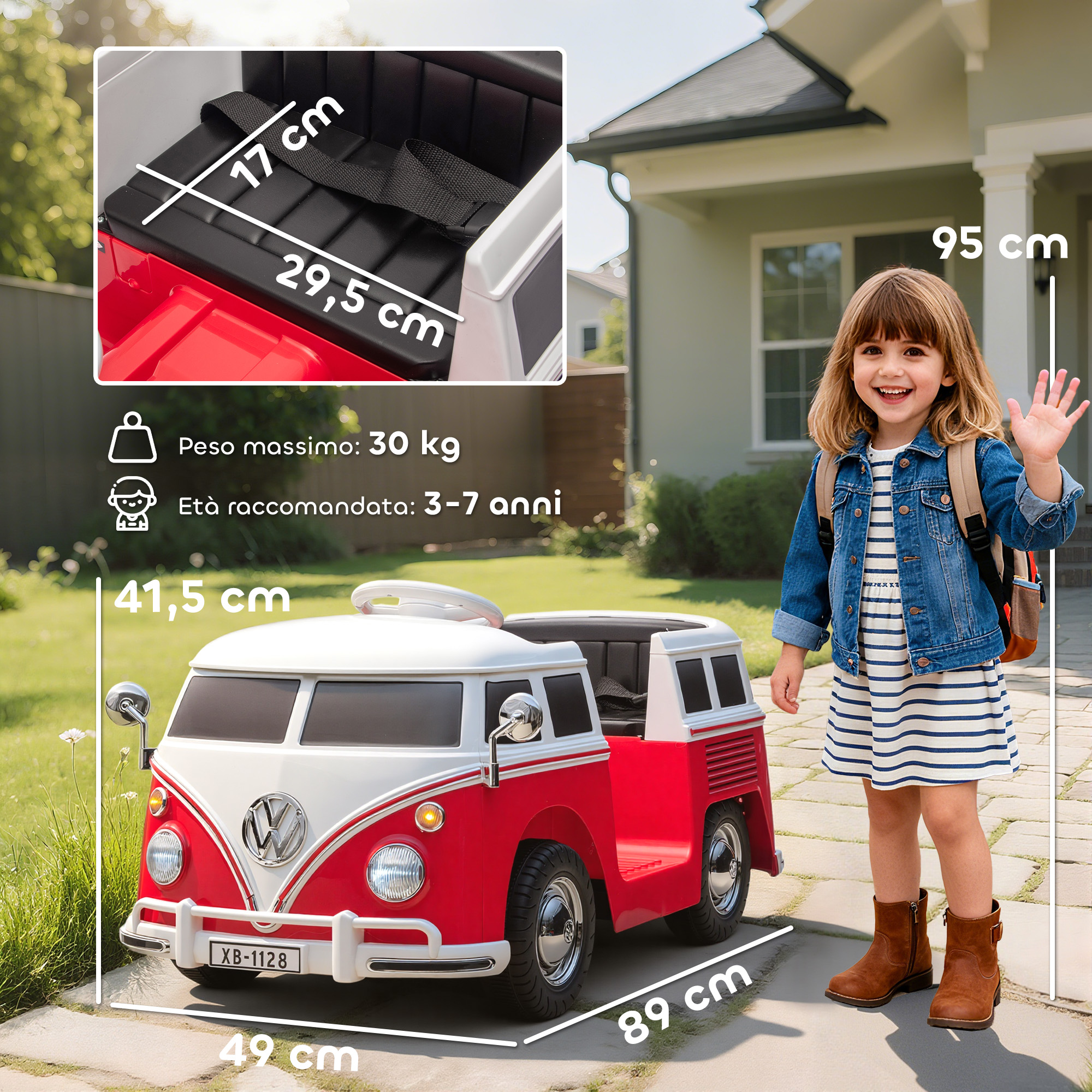 Una bambina saluta accanto a un'auto giocattolo rossa e bianca. Sono indicate le dimensioni. L'auto è su una superficie pavimentata, una casa sullo sfondo.