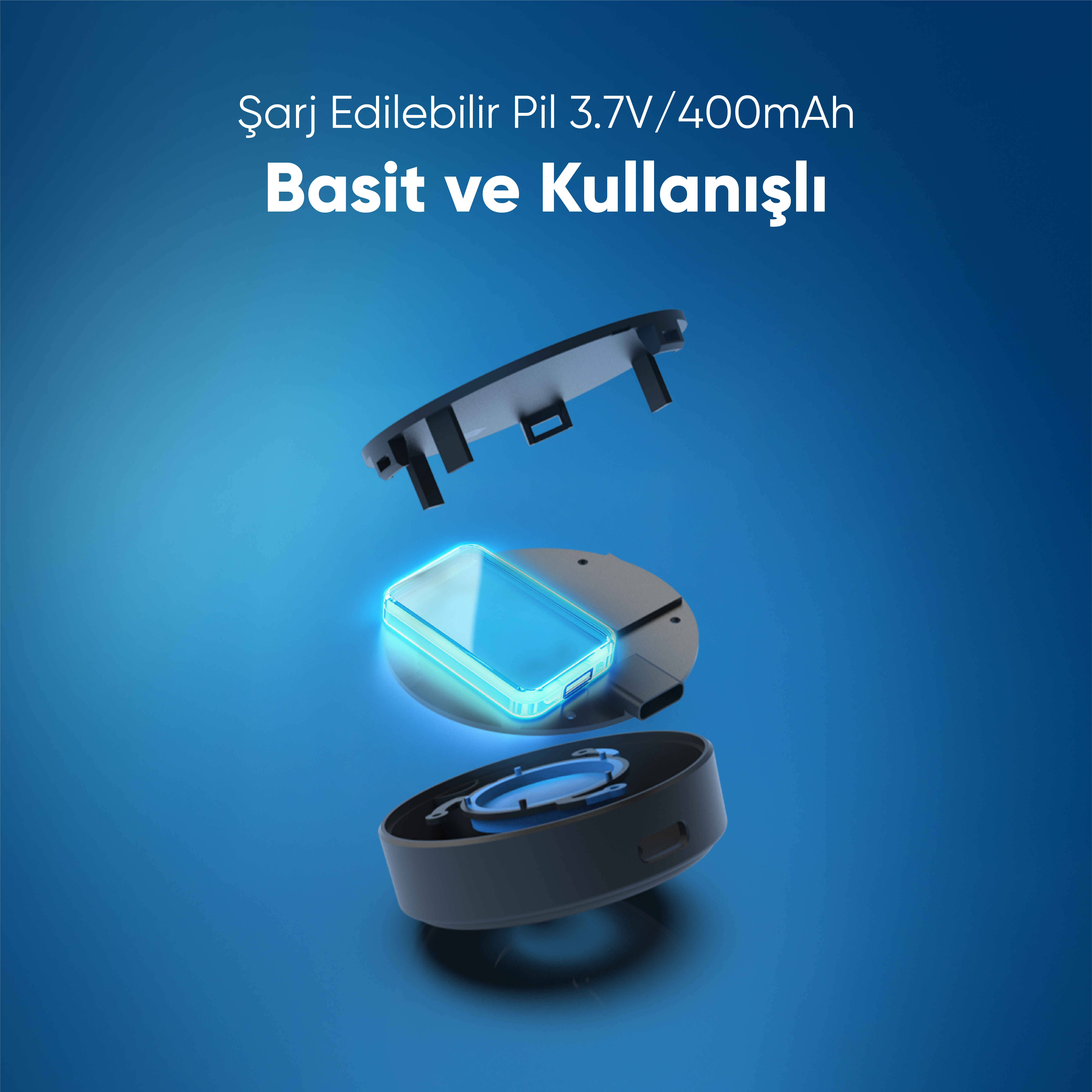 Bir cihazın patlama görünümü. Parçalar arasında siyah bir üst kapak, parlayan mavi bir pil ve bir taban bulunur, hepsi mavi zemin üzerinde.