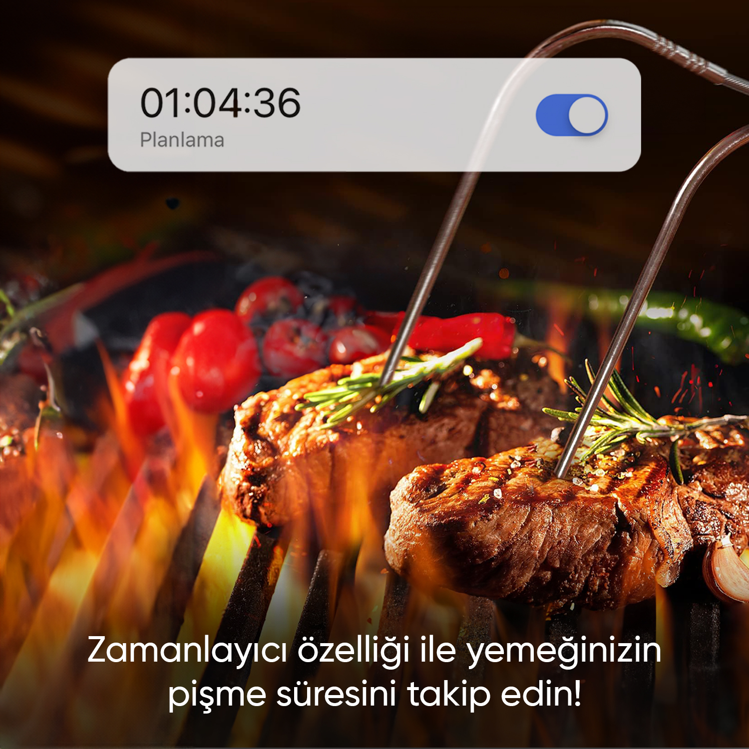 Alevlerle ızgarada ızgara biftekler. Bir zamanlayıcı bildirimi görüntülenir. Metin: Yemeğinizin pişirme süresini zamanlayıcı özelliğiyle takip edin!