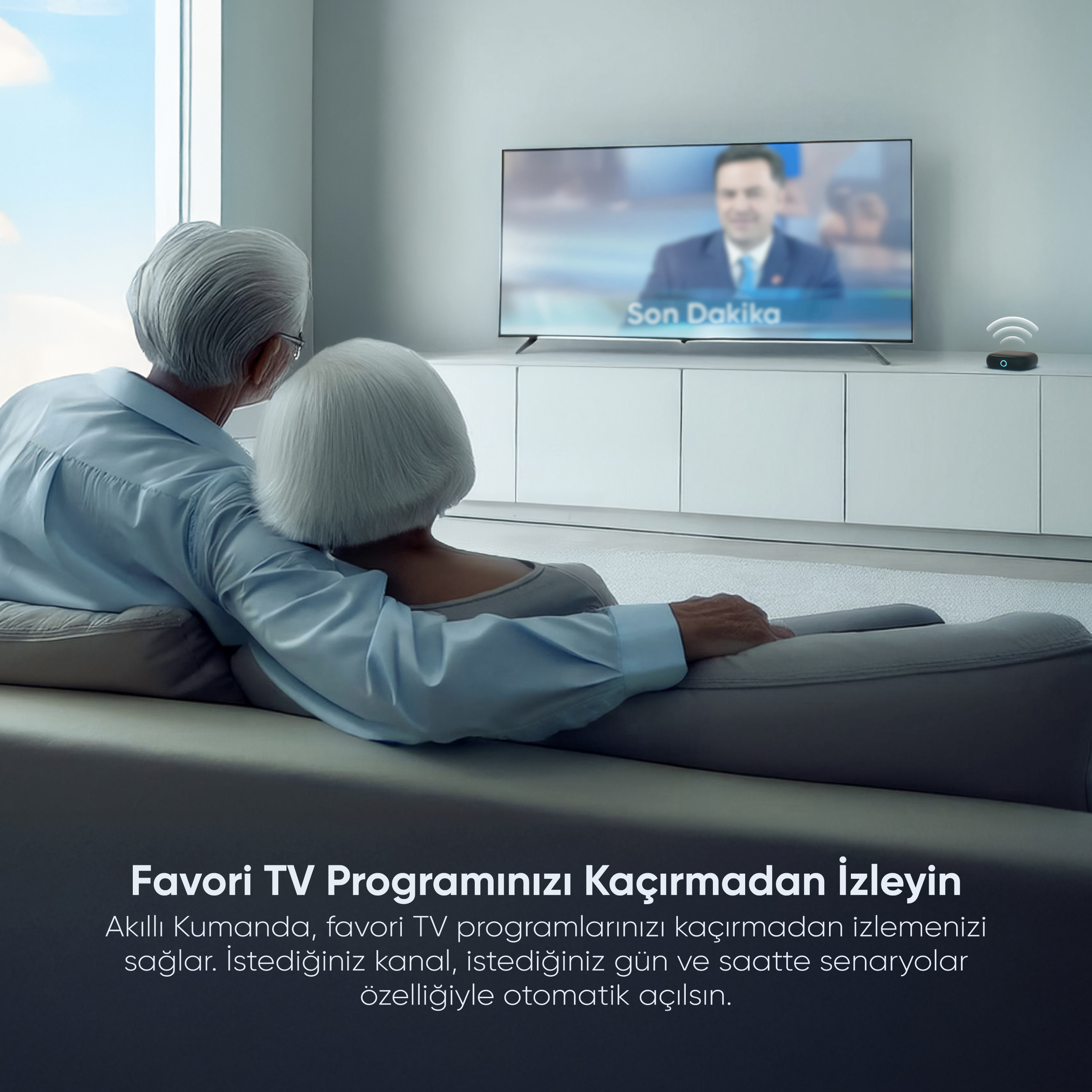 Yaşlı bir çift televizyon izliyor. Uzaktan kumanda dolapta duruyor. TV'de haber yayını var.