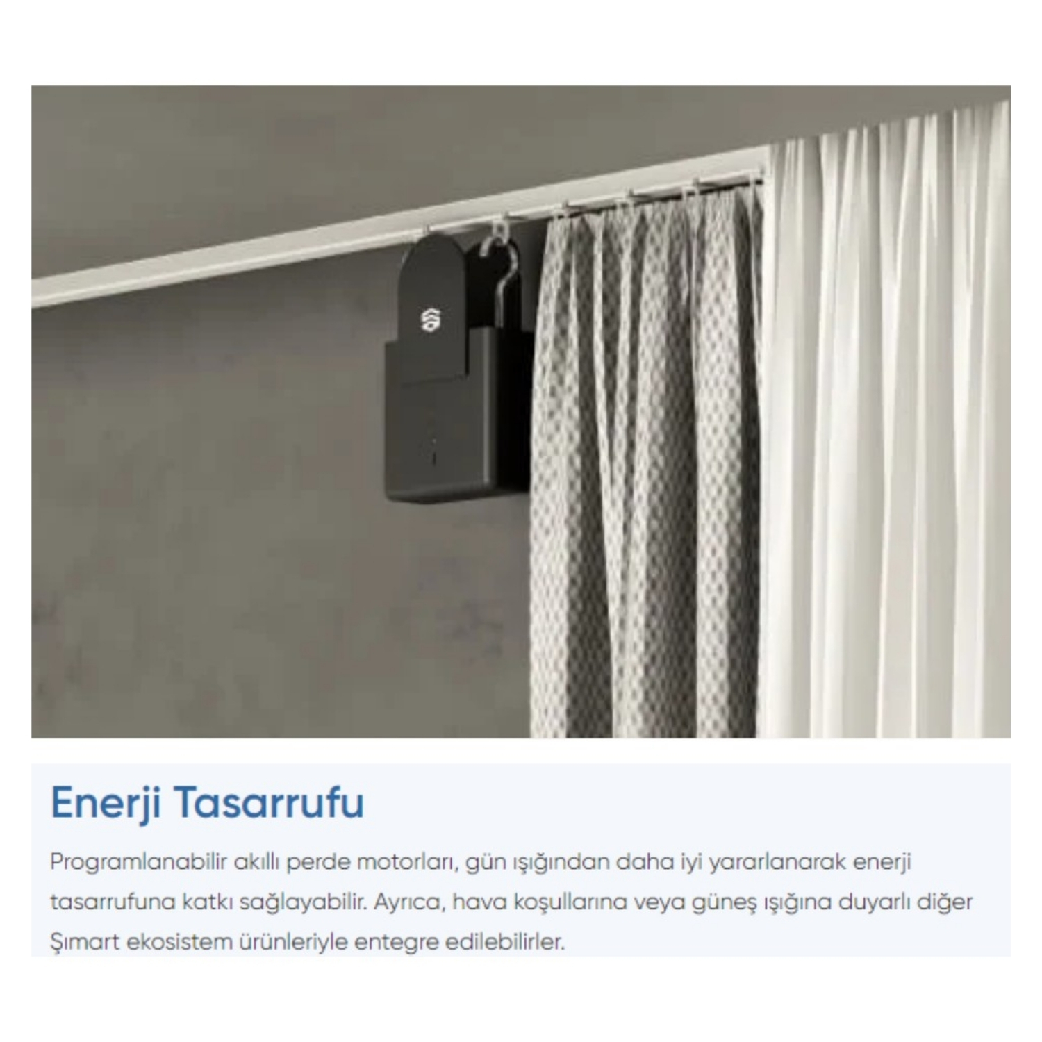 Akıllı bir perde sistemi ray üzerine monte edilmiştir. Gri ve beyaz perdeler görülebilir. Siyah bir cihaz raydan asılıdır.