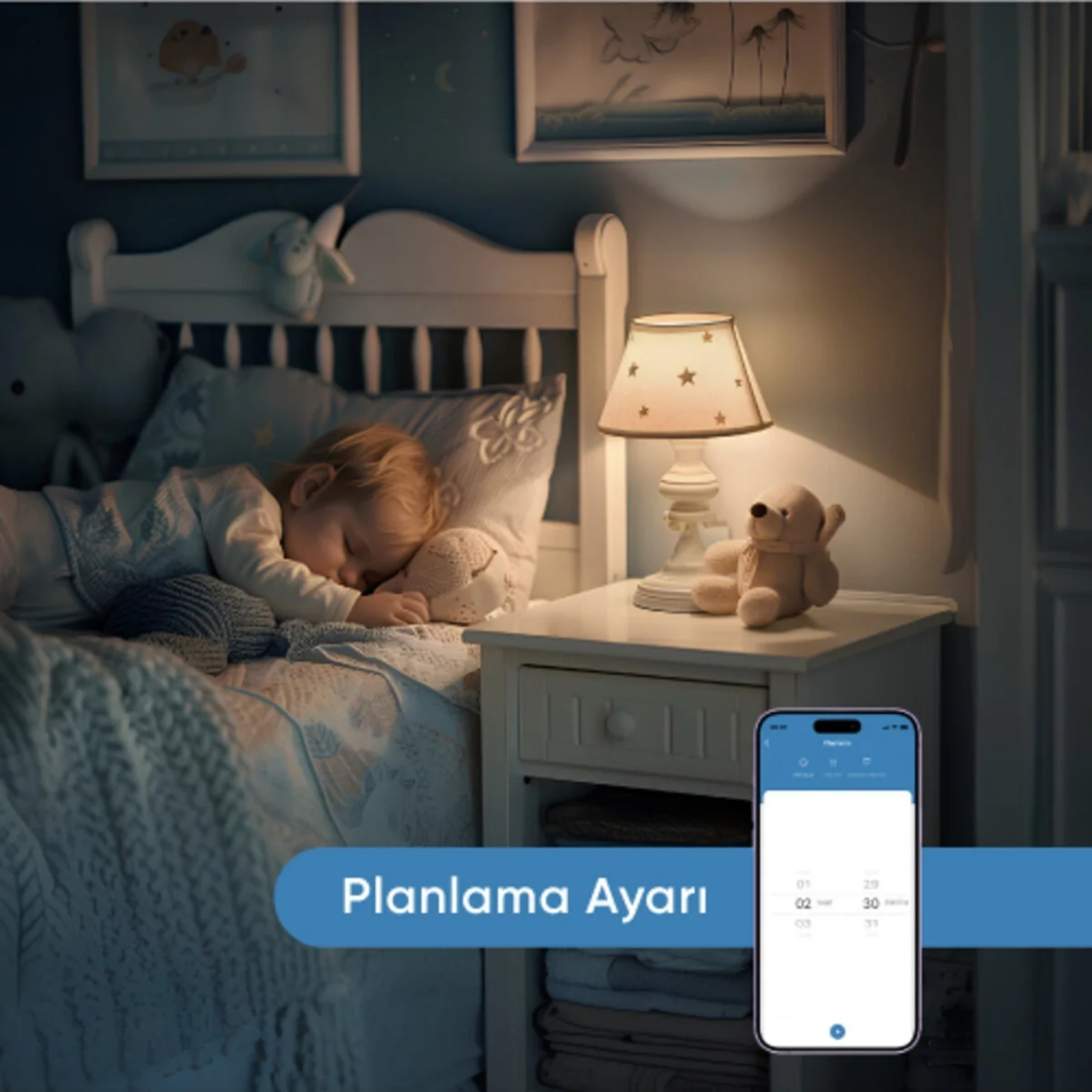 Bir çocuk rahat bir yatakta uyuyor. Yanan bir lamba ve bir oyuncak ayı komodinin üzerinde. Bir telefon bir takvim gösteriyor.