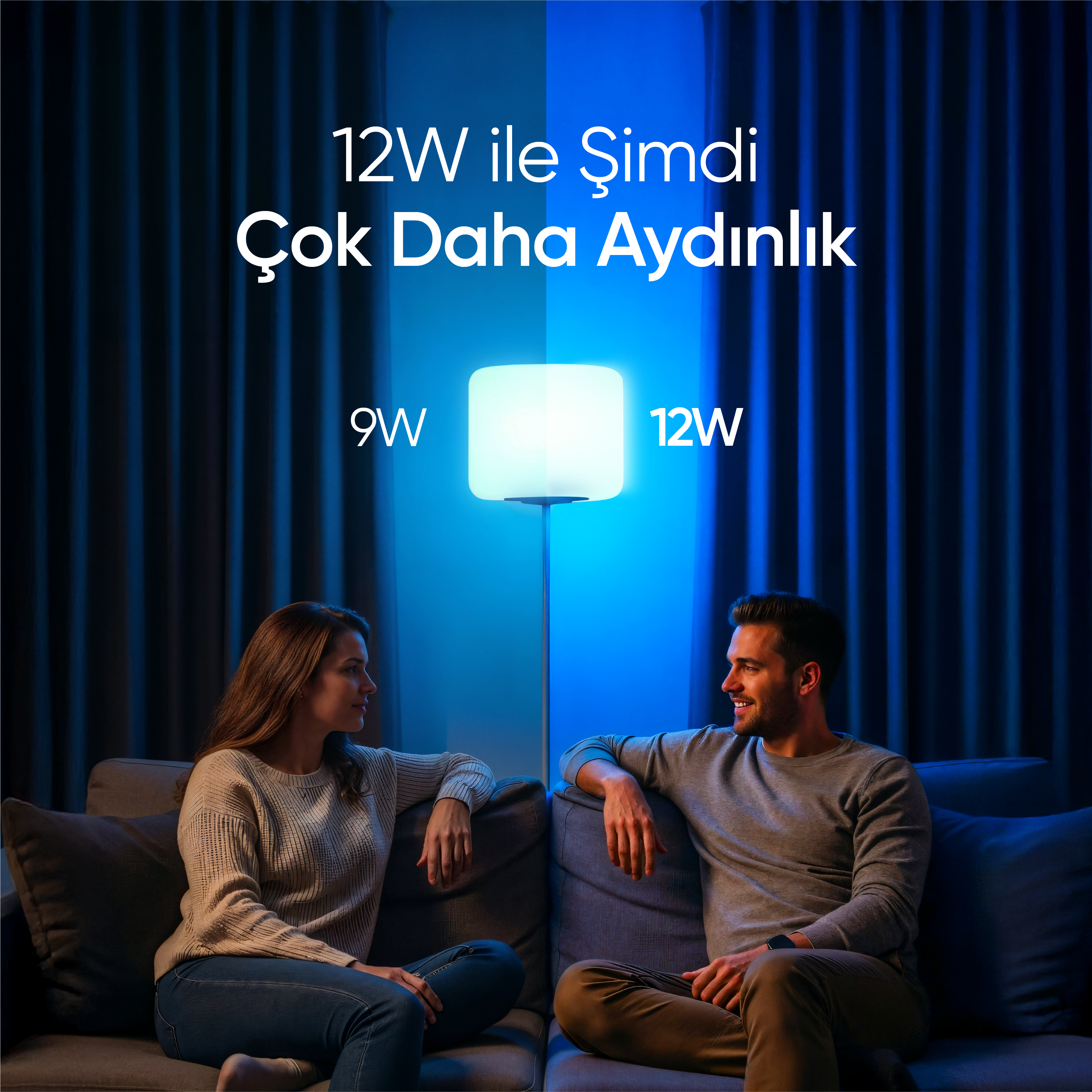 Bir çift, bir lambanın ışığı altında bir kanepede oturuyor. Yukarıdaki metin şunları söylüyor: '12W ile Şimdi Çok Daha Aydınlık'.