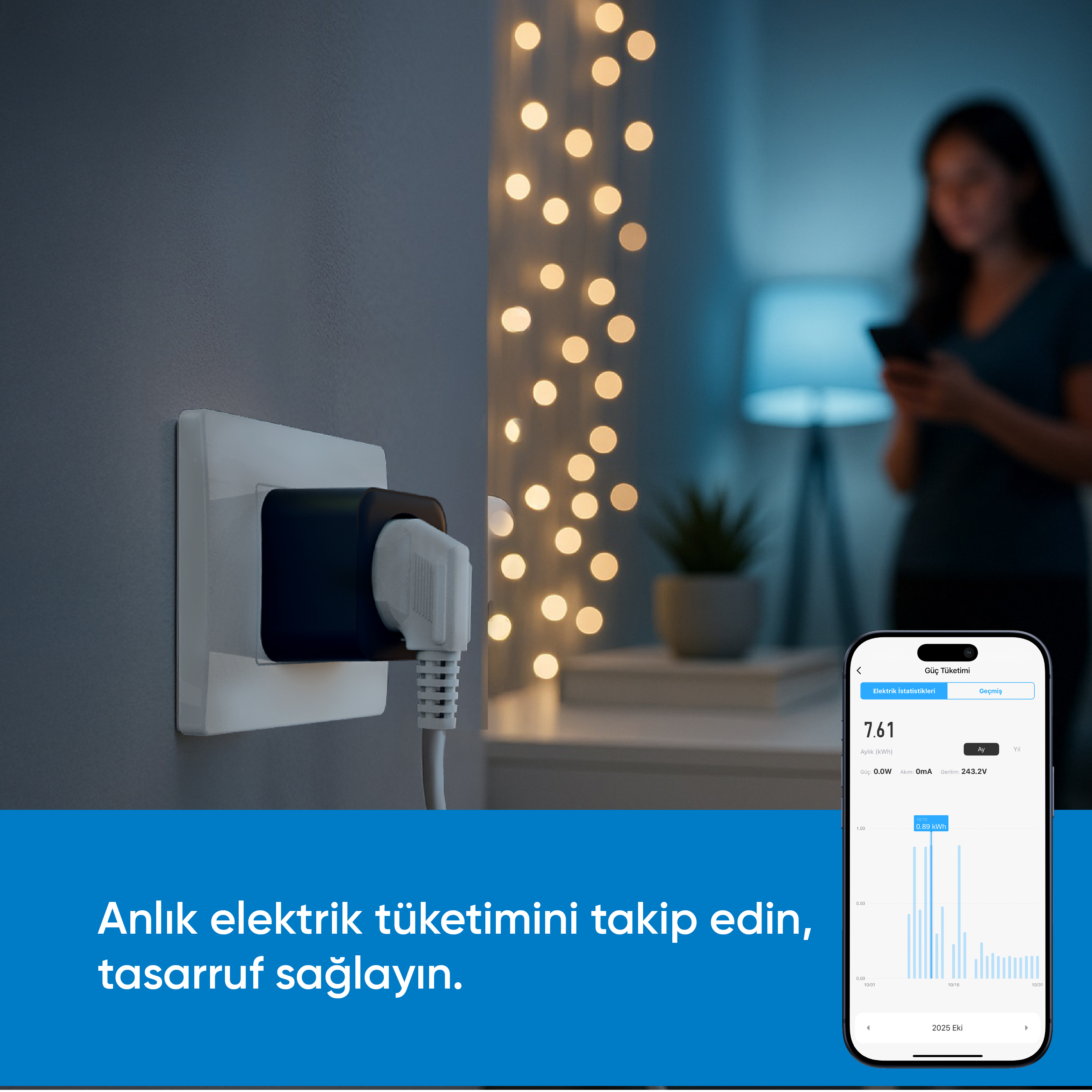 Fiş bir prize takılı. Telefon enerji kullanımını gösteriyor. Arka planda bir kadın var.