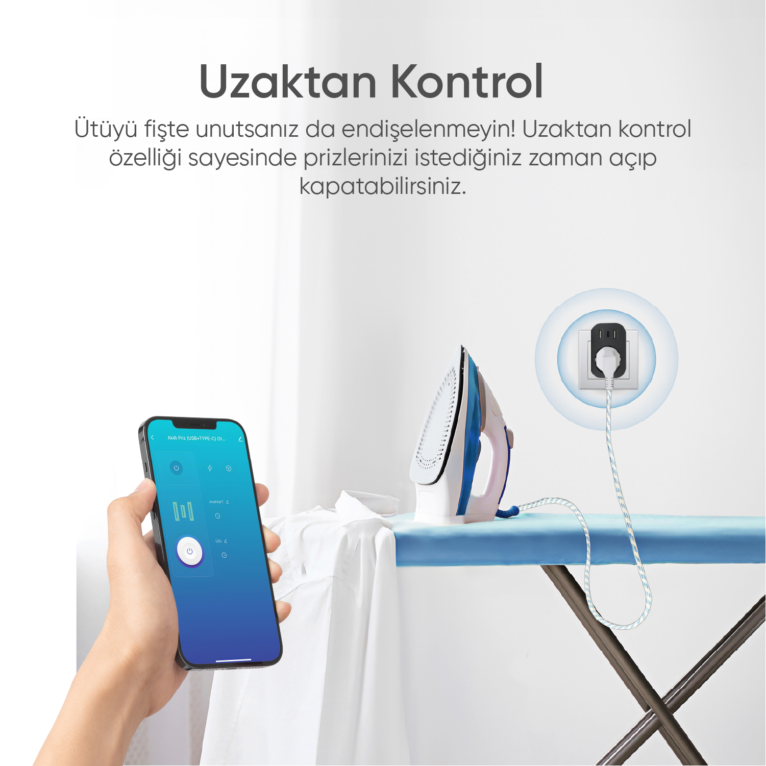 Bir el, akıllı priz arayüzünü gösteren bir telefon tutuyor. Mavi bir ütü masası üzerinde bir ütü, bir duvar prizine takılıdır.