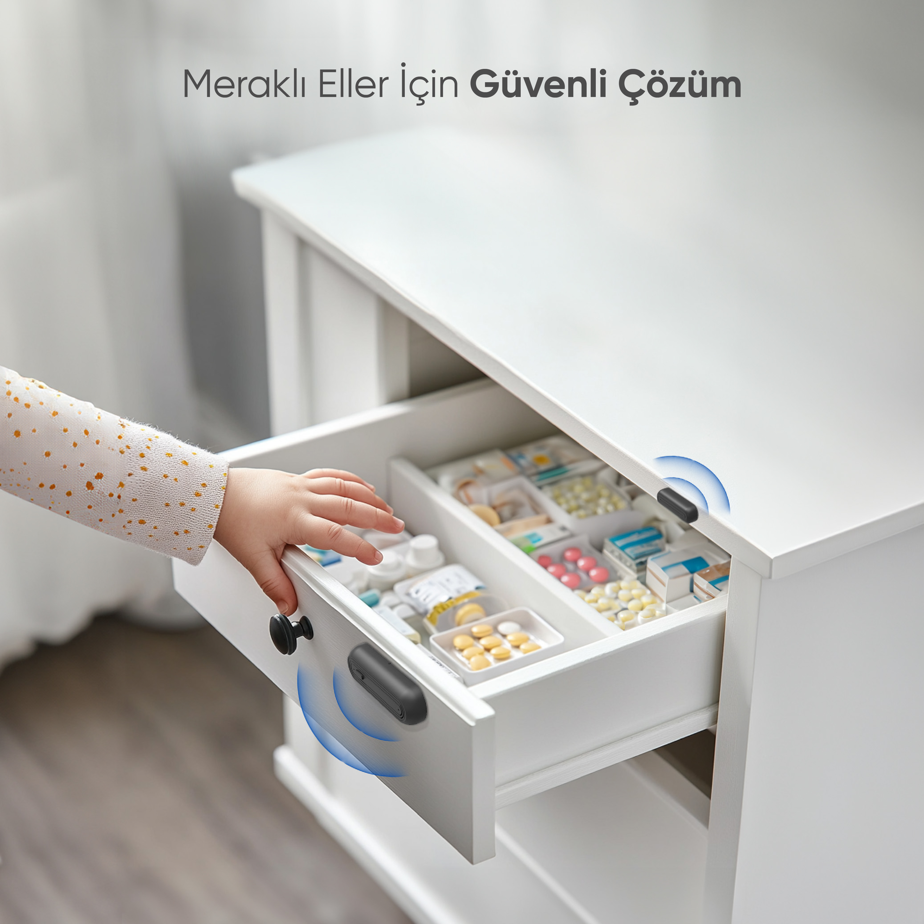 Bir çocuğun eli, ilaçlarla dolu açık bir çekmeceye uzanıyor. Çekmecede bir güvenlik kilidi var.