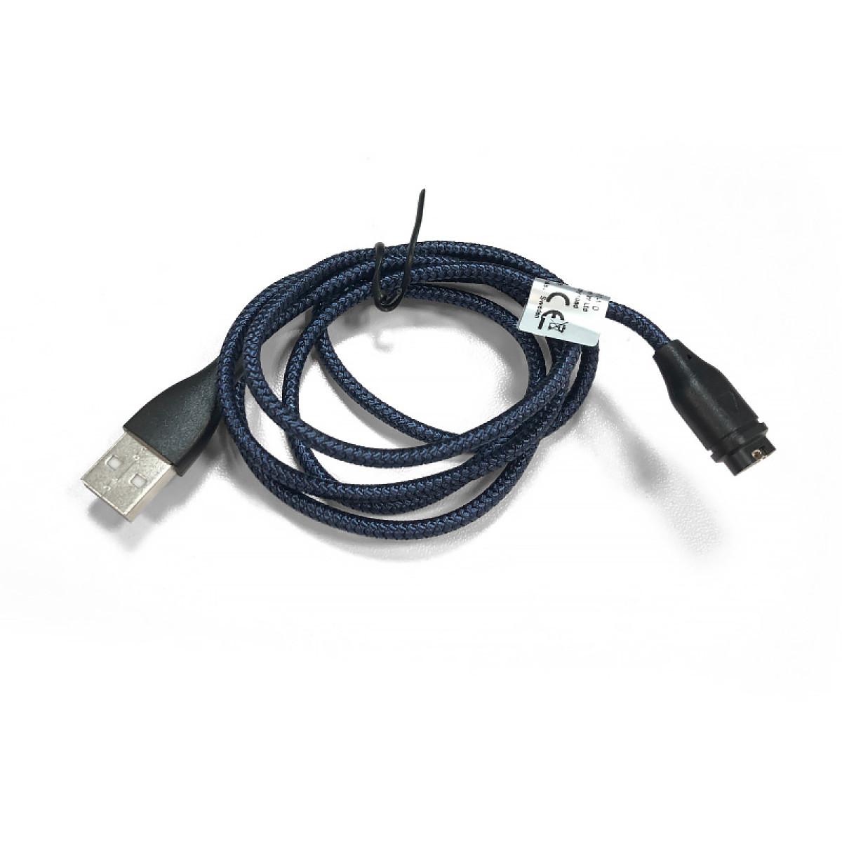 Ein dunkelblaues USB-Kabel mit einem Spezialstecker und einem Etikett. Das Kabel ist auf weißem Hintergrund aufgerollt.