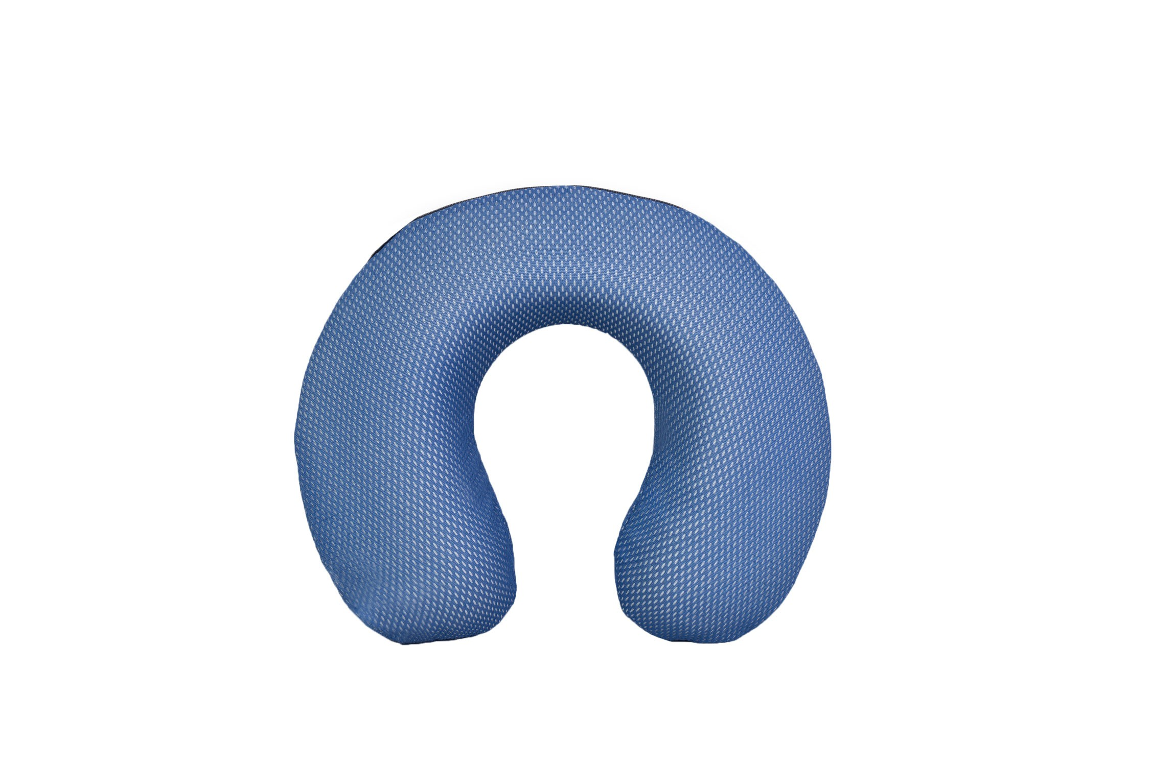 Una almohada azul en forma de U con textura de malla está centrada sobre un fondo blanco.