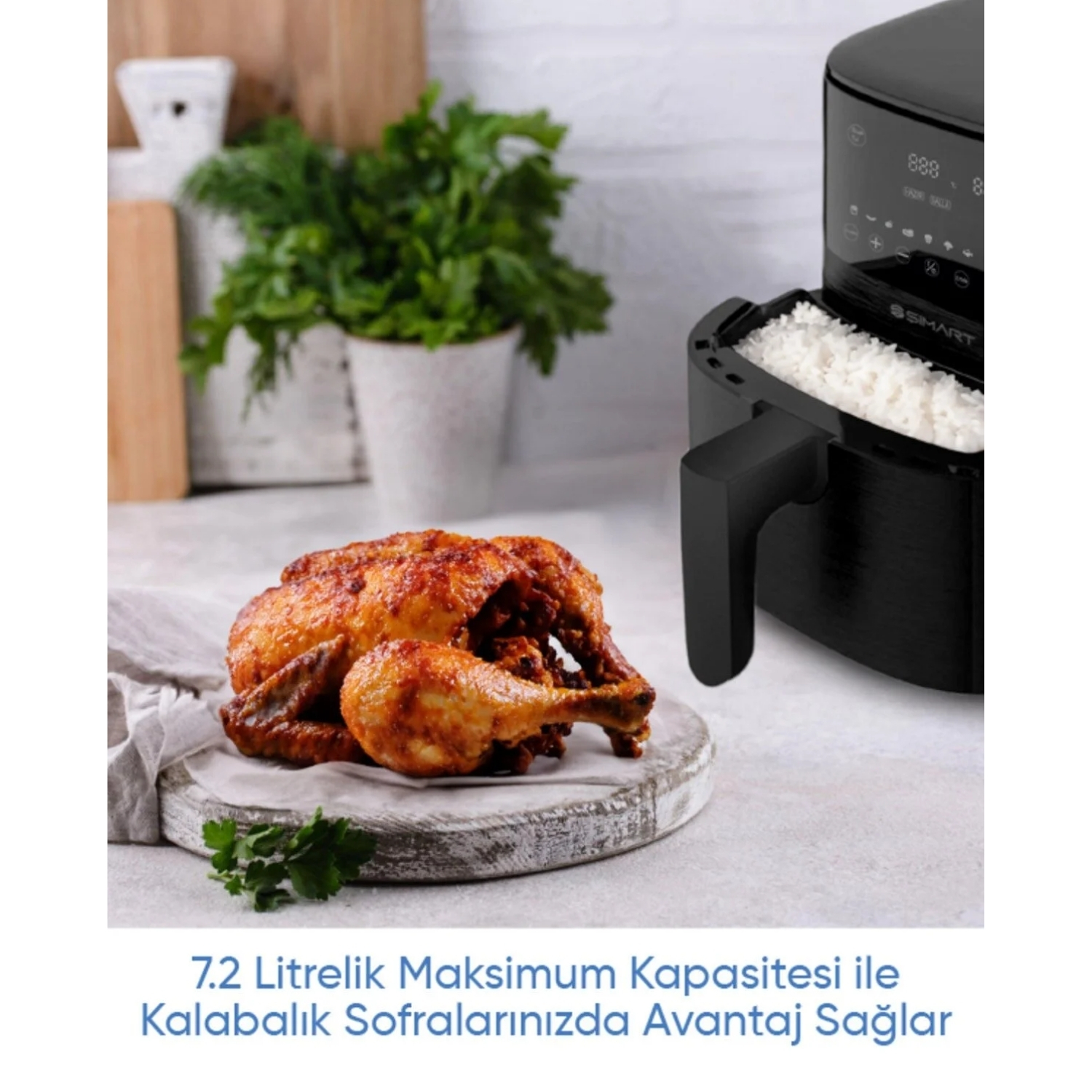 Beyaz pirinç bulunan siyah bir hava fritözünün yanında, ahşap bir tahta üzerinde kızarmış bir tavuk. Arka planda bitkiler var.