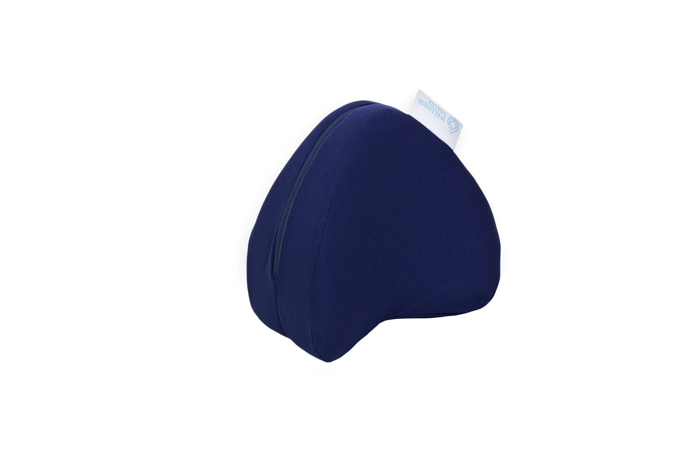 Una almohada azul marino en forma de riñón con cremallera. Una etiqueta con texto está adjunta en la parte superior. Fondo blanco.