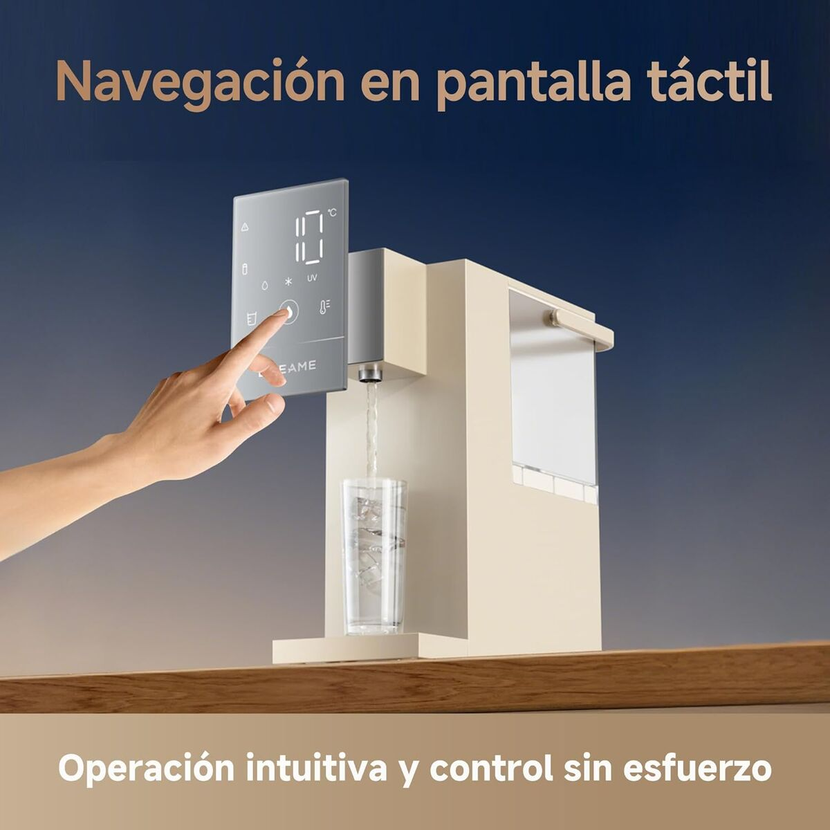 Una mano tocca uno schermo con display della temperatura. L'acqua scorre in un bicchiere. Testo: 'Navigazione touchscreen' e 'Funzionamento intuitivo'.