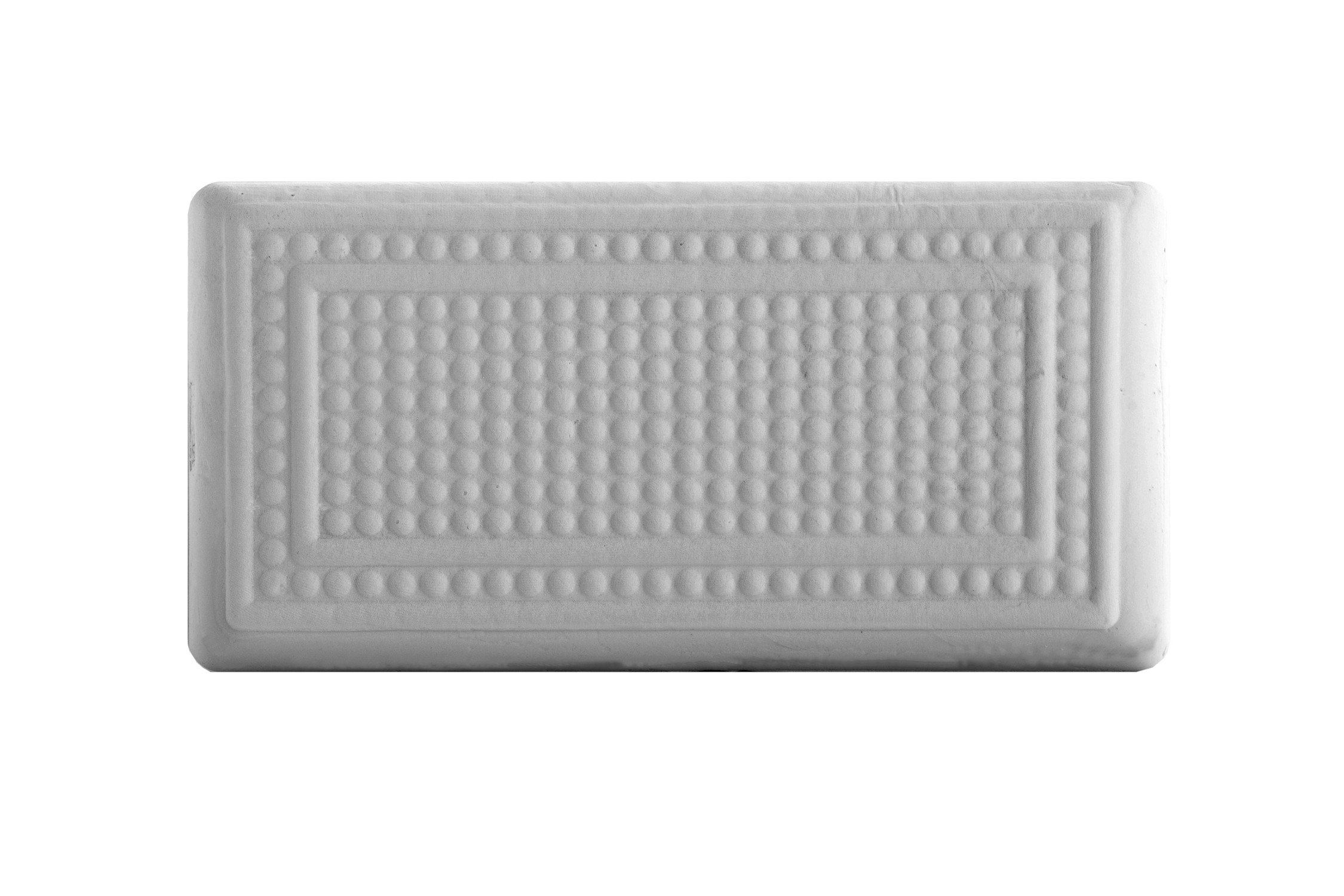 Objeto rectangular gris con superficie texturizada, con patrón de círculos y líneas, sobre fondo blanco.