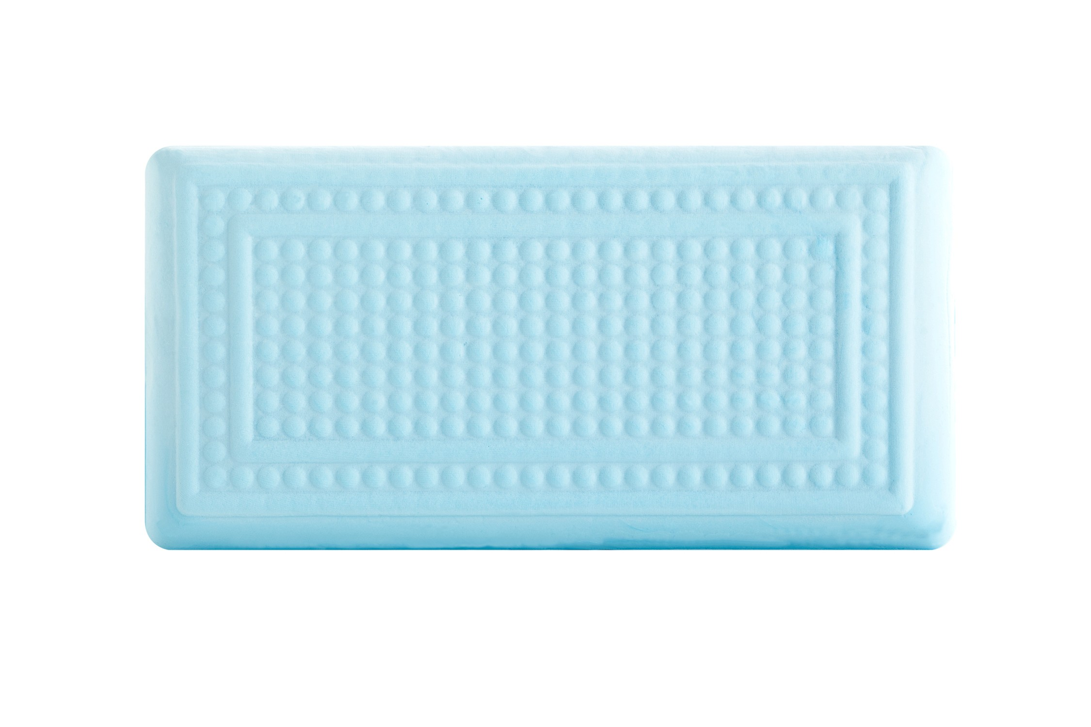 Una pastilla de jabón rectangular azul claro con un patrón de puntos en la superficie, aislada sobre un fondo blanco.