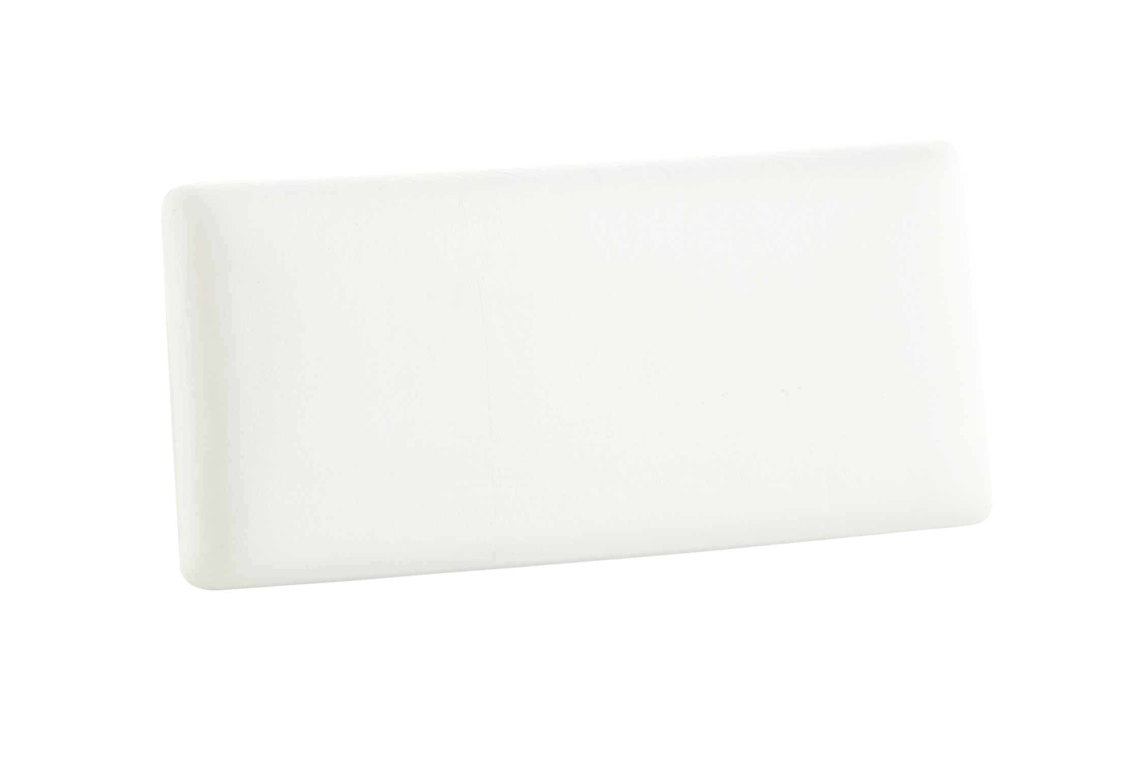 Una almohada rectangular blanca aislada sobre fondo blanco. Es un bloque sólido blanco con esquinas redondeadas.