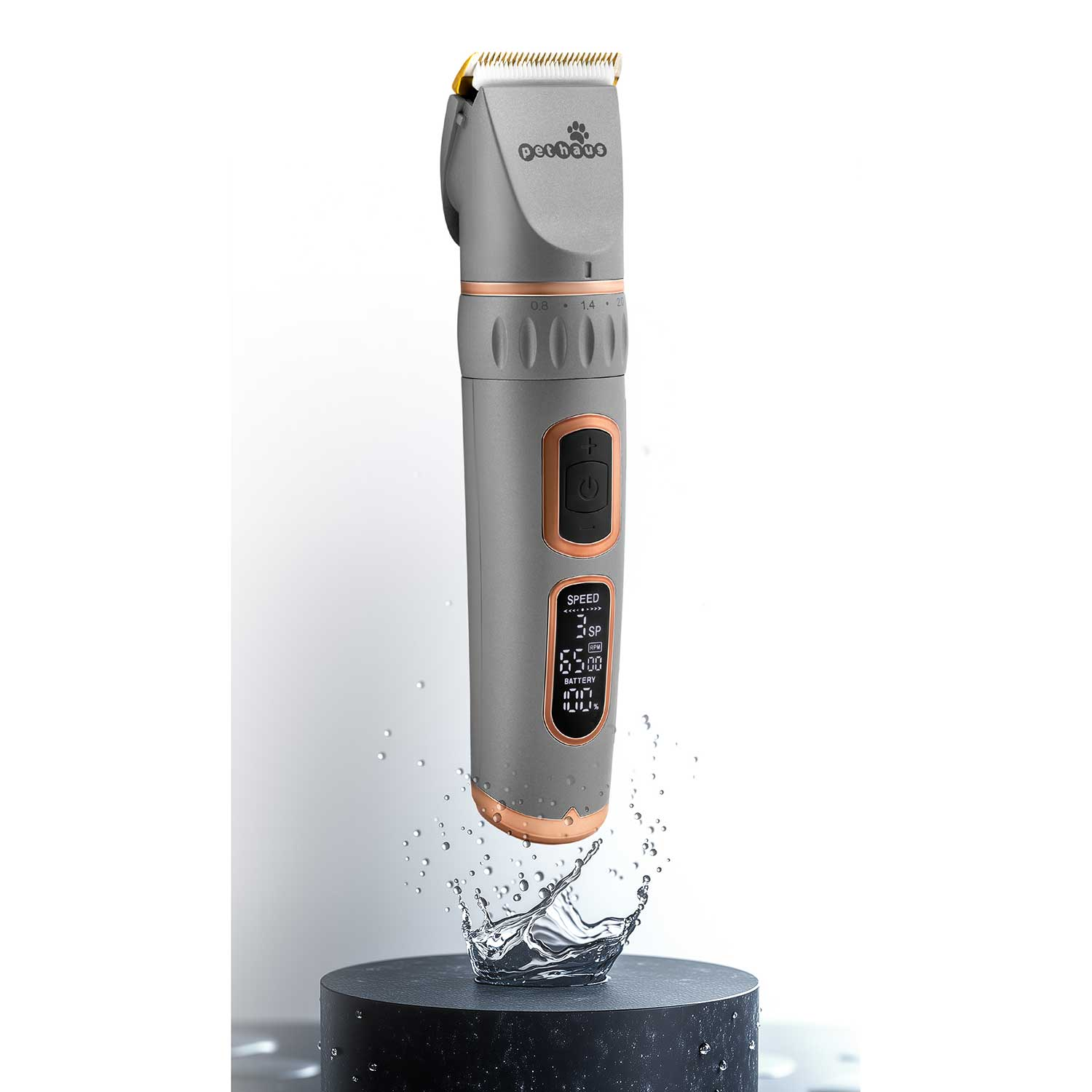 Szara i różowo-złota maszynka do strzyżenia zwierząt, z cyfrowym wyświetlaczem, unosząca się nad czarnym cylindrem, z rozpryskującą się wodą.