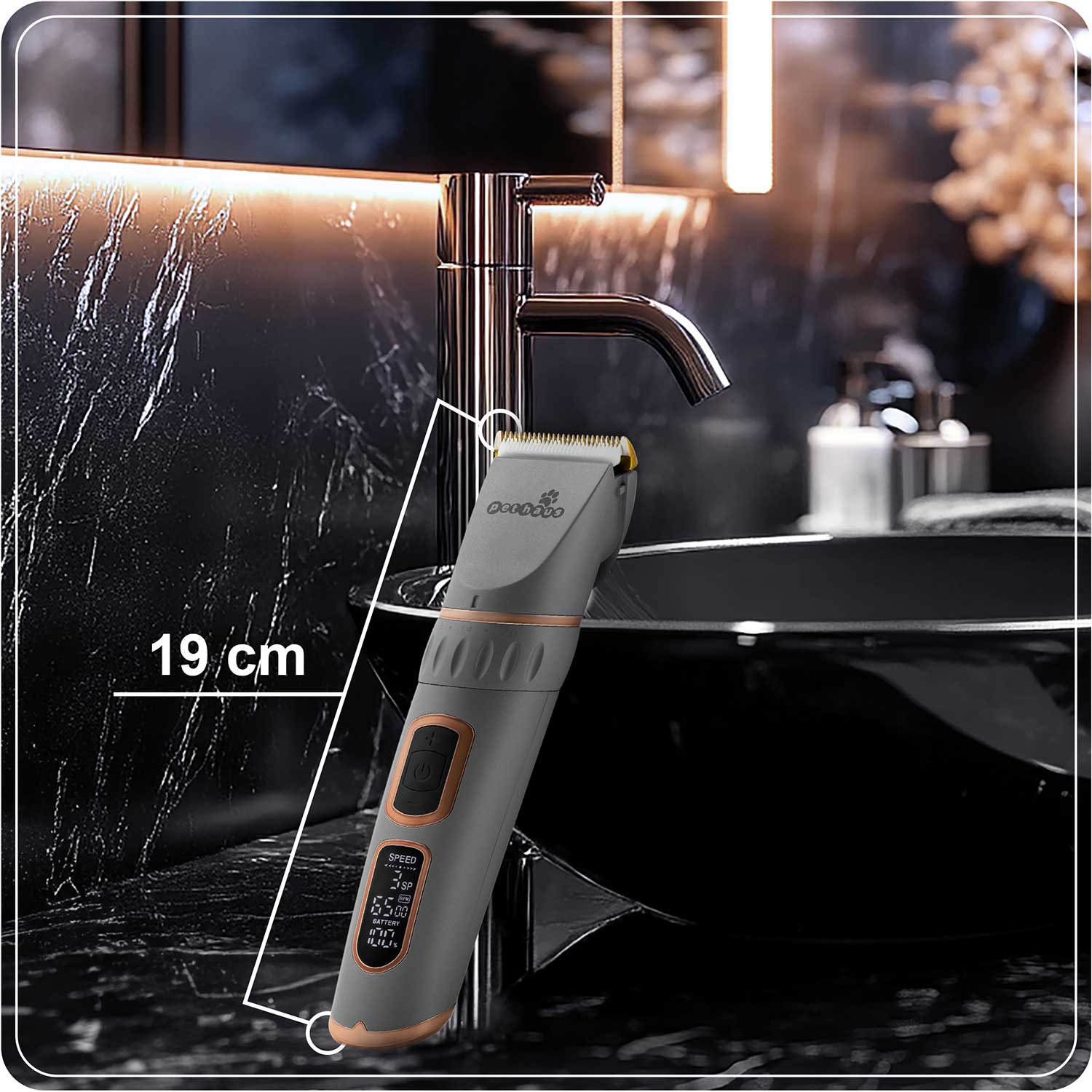 Szara maszynka do włosów umieszczona jest w pobliżu czarnej umywalki w łazience. W tle znajduje się kran. Maszynka ma 19 cm długości.